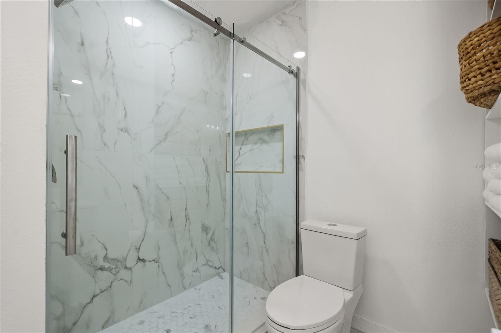 In-law suite bathroom - 627 CLEARN CT, WINTER SPRINGS