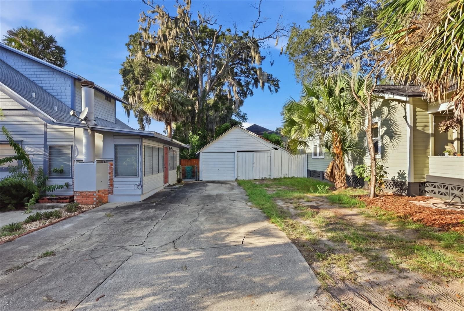 LEFT: ENTRANCE TO EFFICIENCY | DETACHED GARAGE - 235 N SANS SOUCI AVE, DELAND