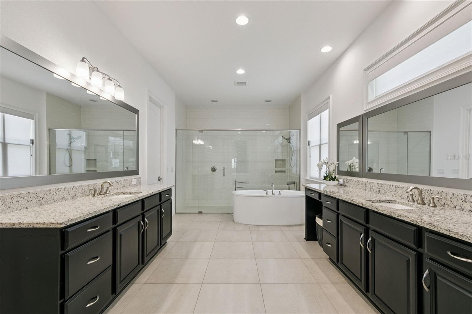 Large walk-in shower and deep soaking tub - 10840 MOBBERLEY CIR, ORLANDO