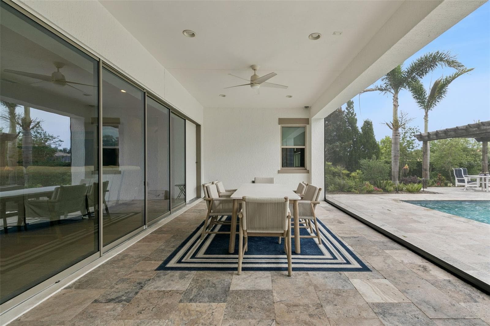 Lanai with Phantom retractable screens - 10840 MOBBERLEY CIR, ORLANDO
