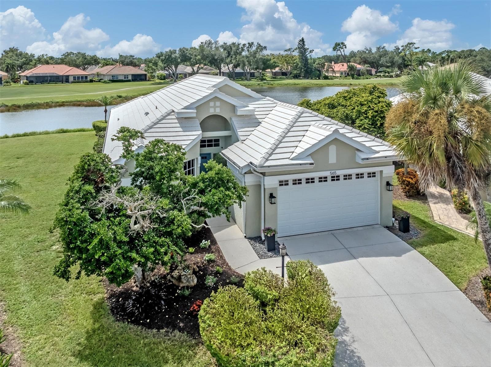565 FALLBROOK DR