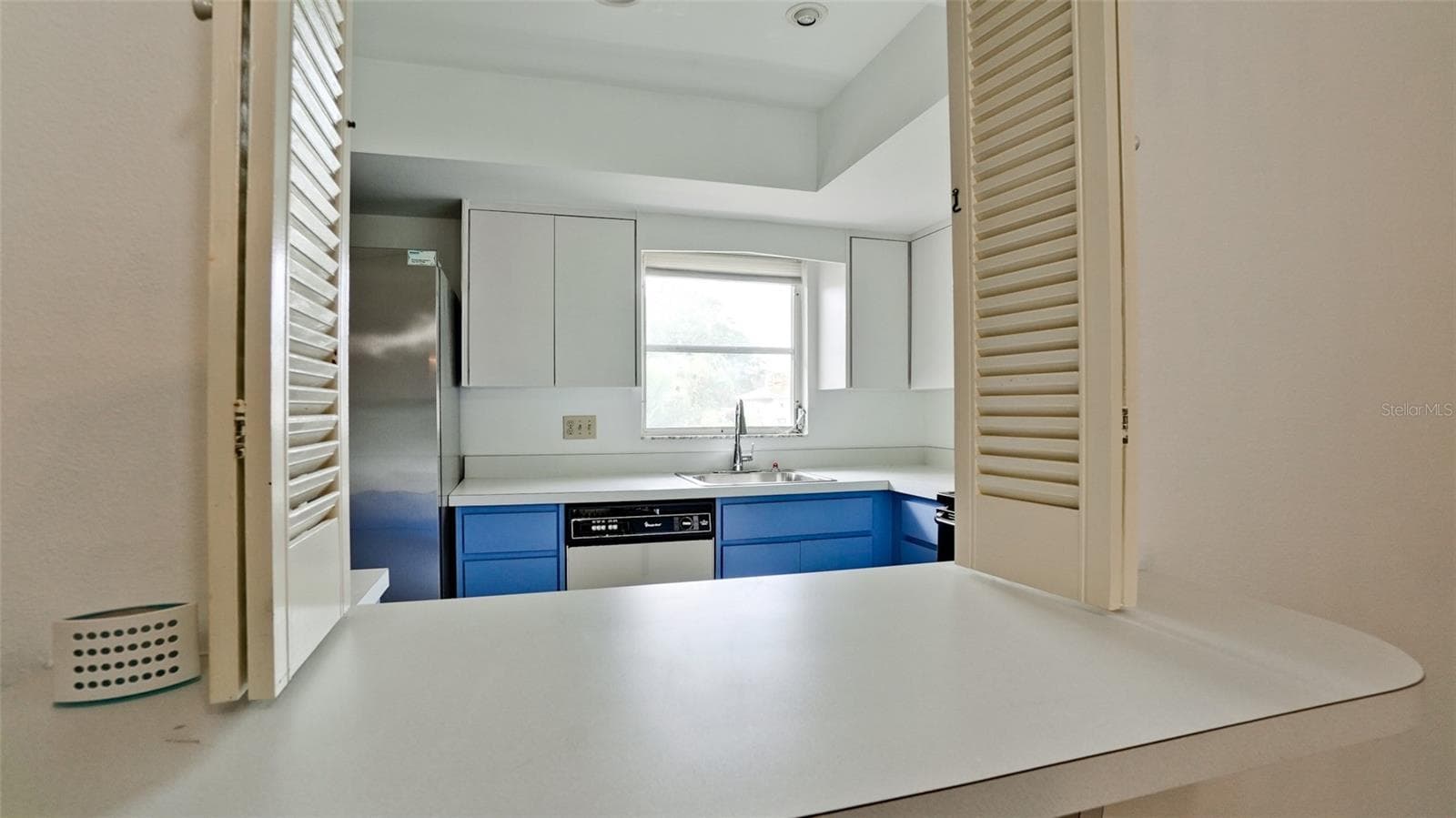 Pass through into the bright kitchen with natural light looking into your front yard - 7110 11TH AVE W, BRADENTON