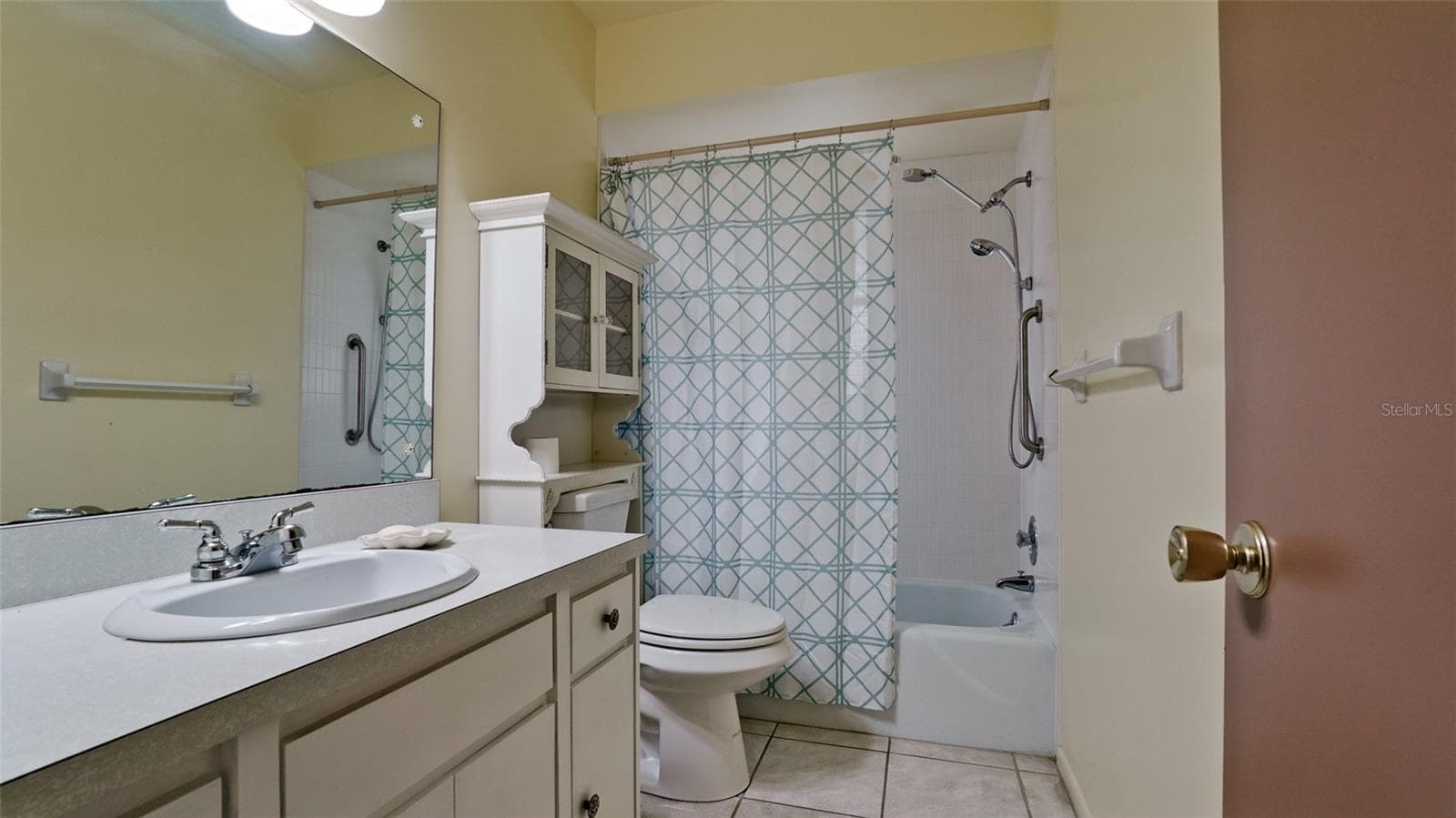 Full guest bath with soaking tub - 7110 11TH AVE W, BRADENTON