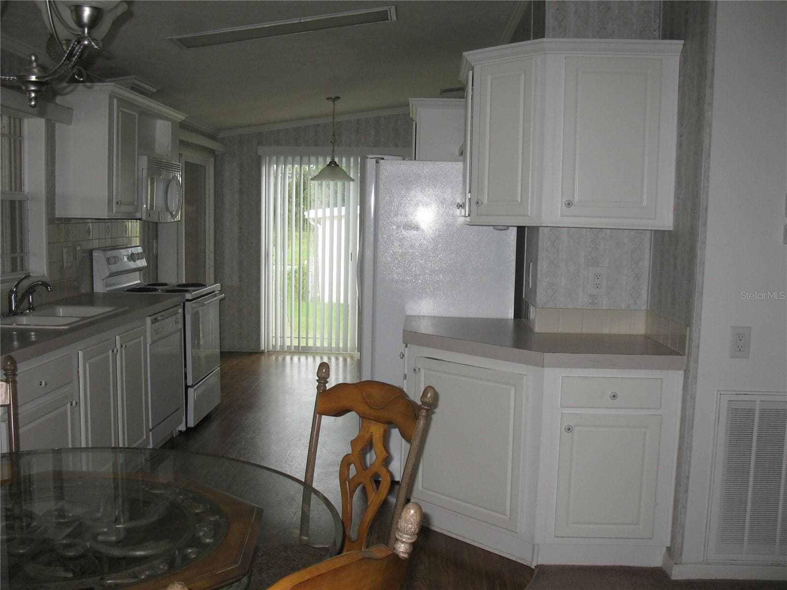 Kitchen - 212 YORK COTTAGE DR, HAINES CITY
