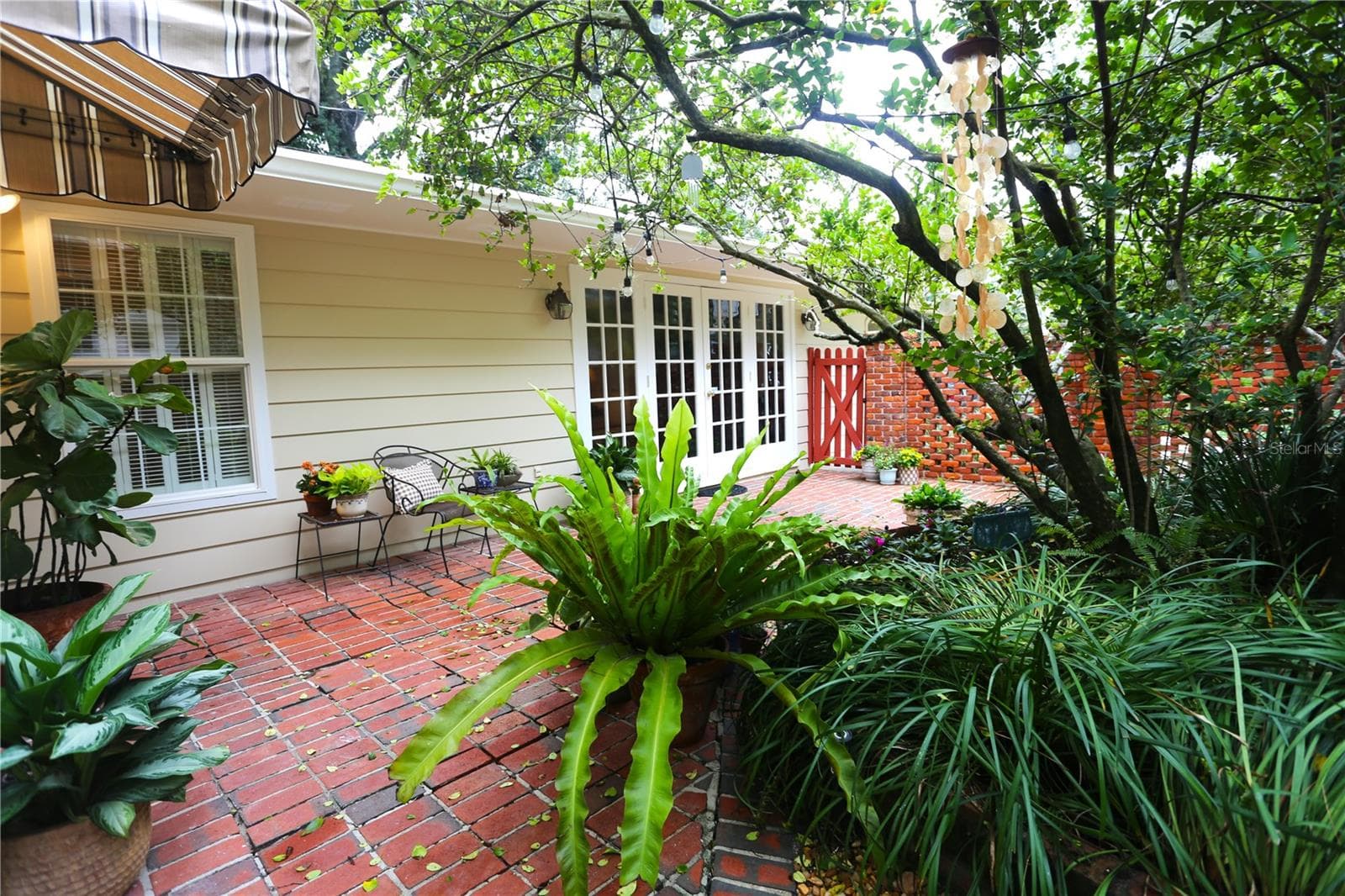 Courtyard with French doors to the Family Room - 4414 W WATROUS AVE, TAMPA
