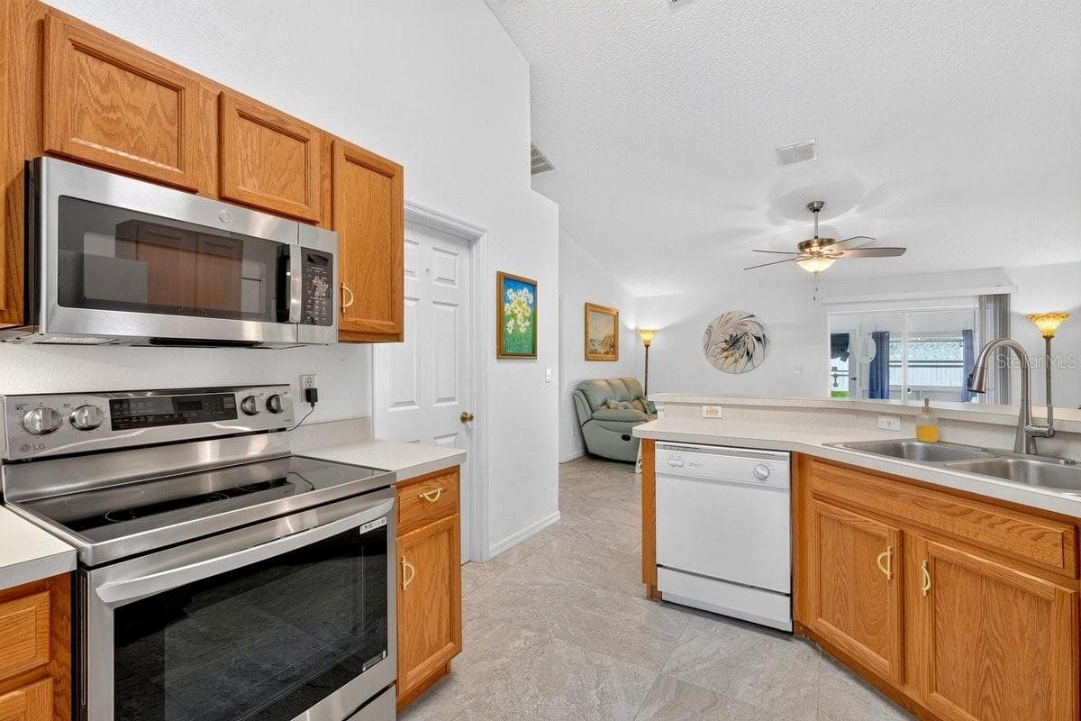 Single Family Residence at 2718 TAMARIND DR, EDGEWATER, photo 10 of 47