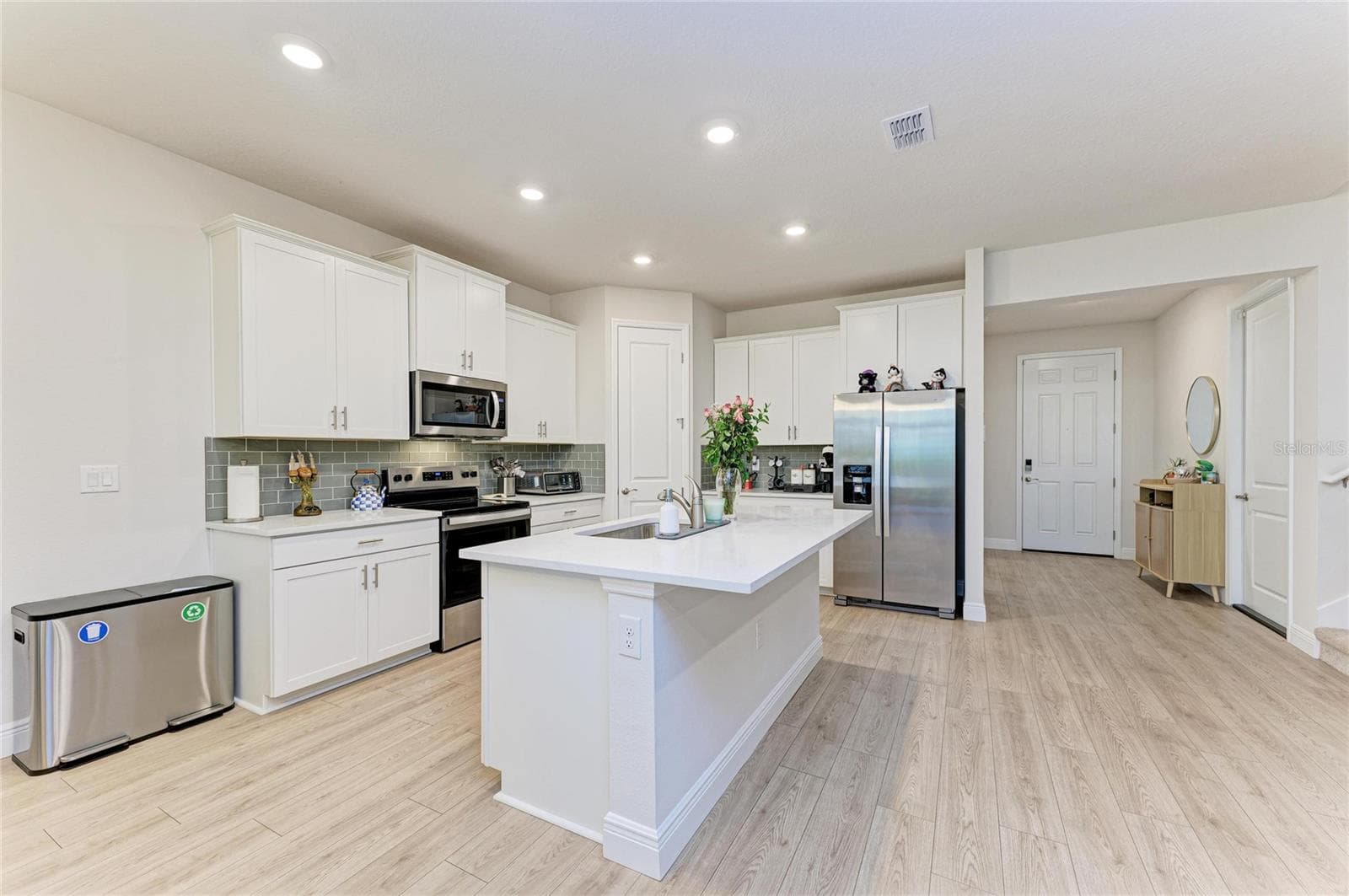 Single Family Residence at 18211 THISTLEBERRY PL, LAKEWOOD RANCH, photo 12 of 82