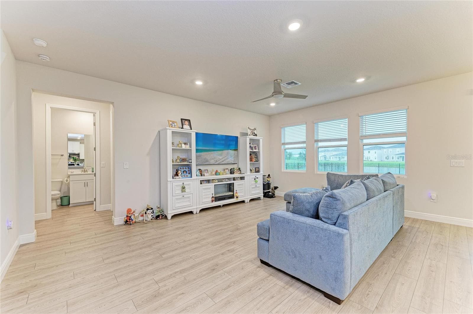 Single Family Residence at 18211 THISTLEBERRY PL, LAKEWOOD RANCH, photo 17 of 82