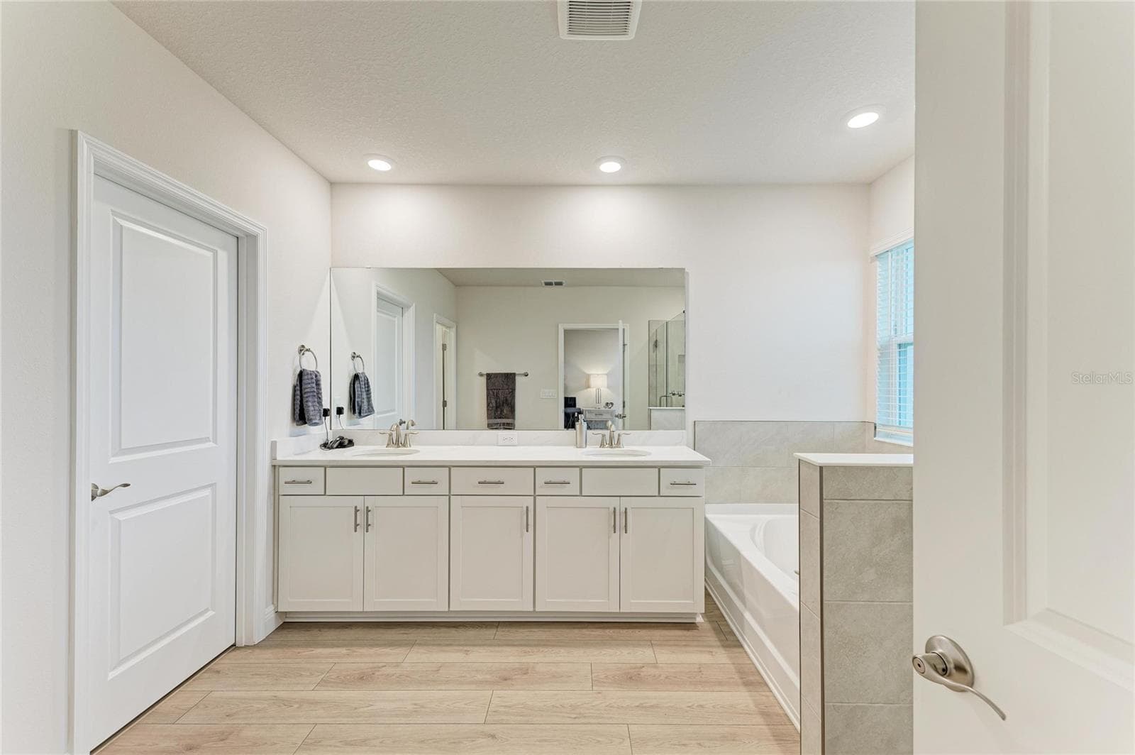 Single Family Residence at 18211 THISTLEBERRY PL, LAKEWOOD RANCH, photo 38 of 82
