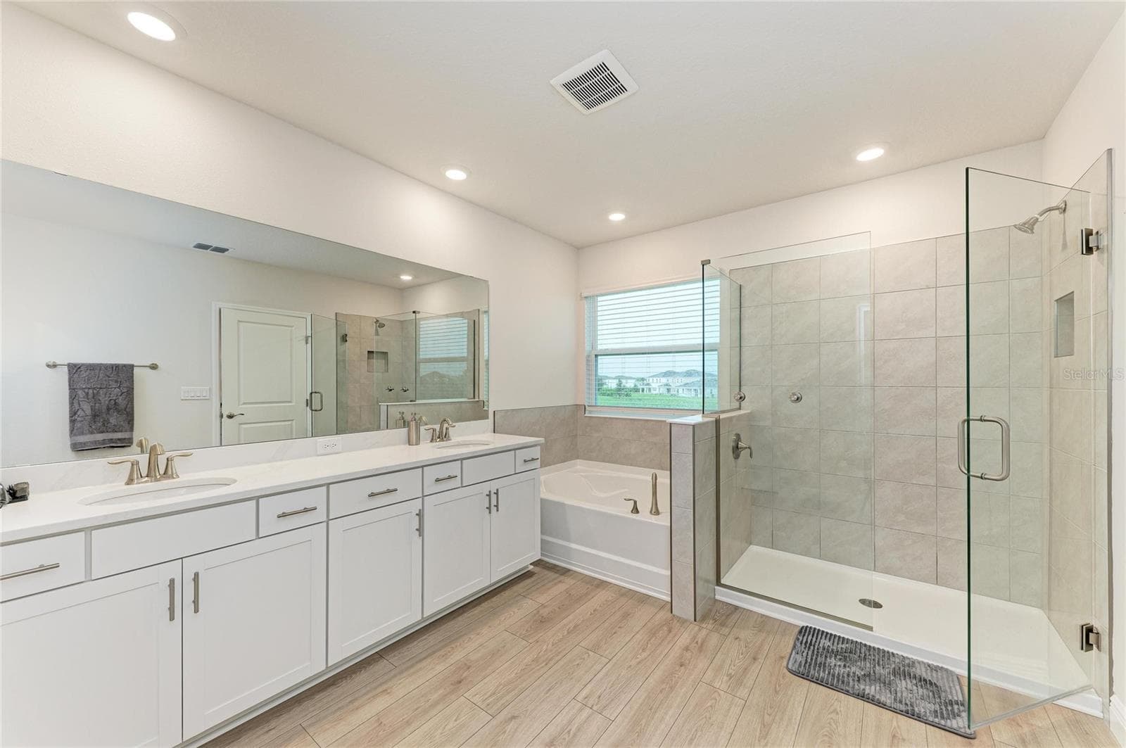Single Family Residence at 18211 THISTLEBERRY PL, LAKEWOOD RANCH, photo 39 of 82