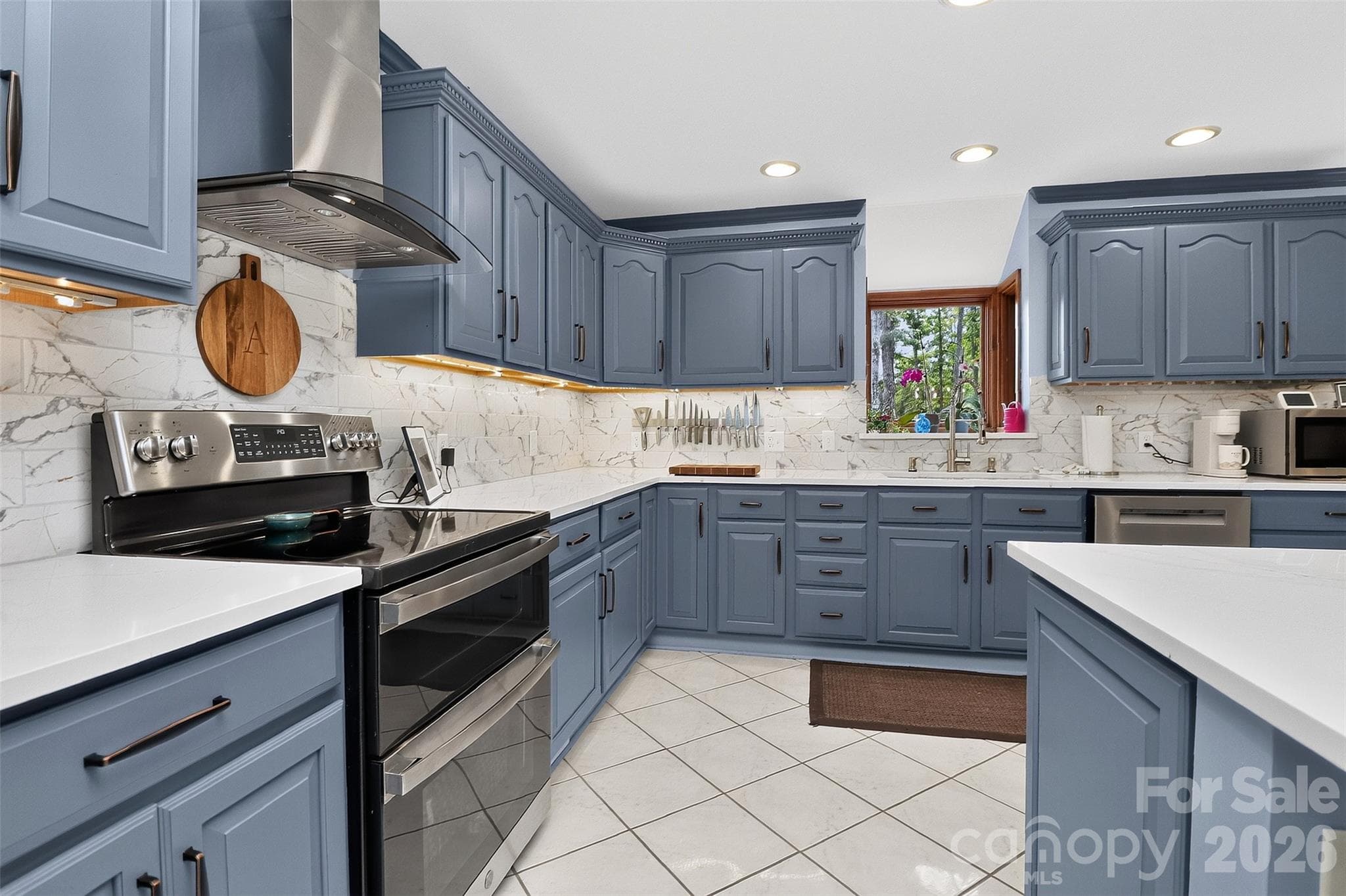 Single Family Residence at 525 Shoreline Drive, Lancaster, photo 2 of 45