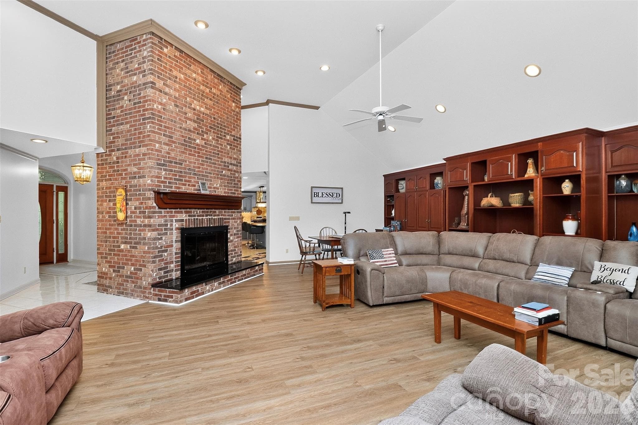 Single Family Residence at 525 Shoreline Drive, Lancaster, photo 12 of 45