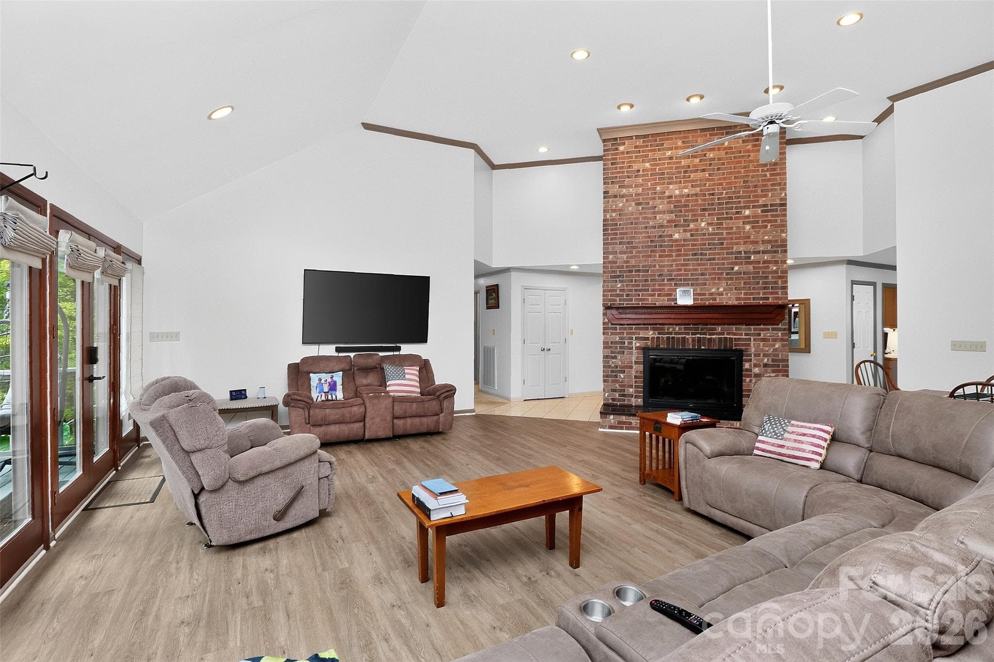 Single Family Residence at 525 Shoreline Drive, Lancaster, photo 13 of 45