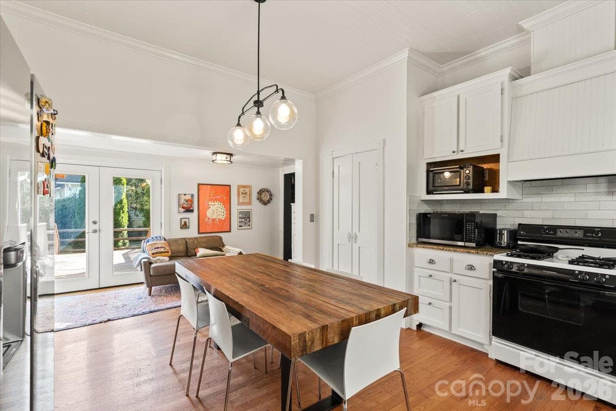 Single Family Residence at 114 Holbrook Street, Huntersville, photo 11 of 30