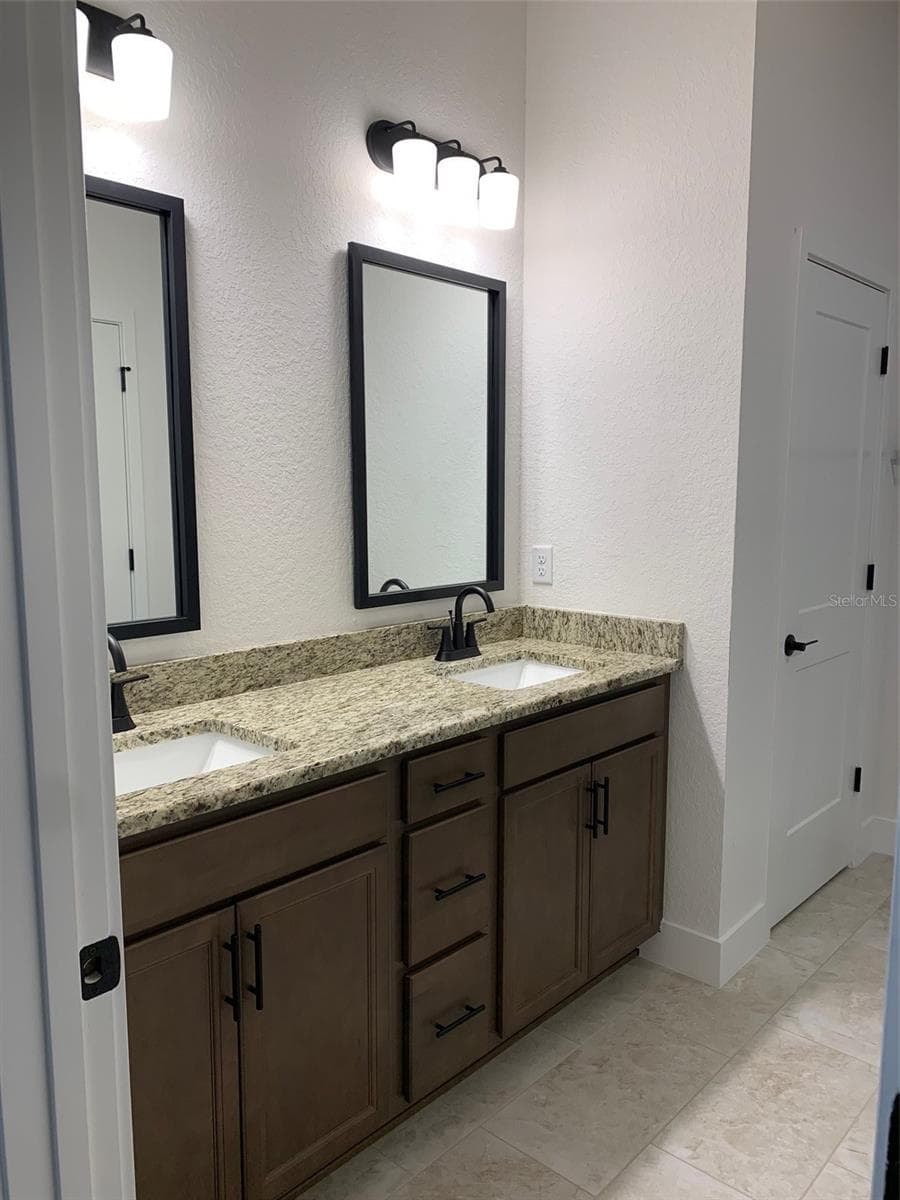 Owners tile shower - 11611 GRACE RD, WEEKI WACHEE