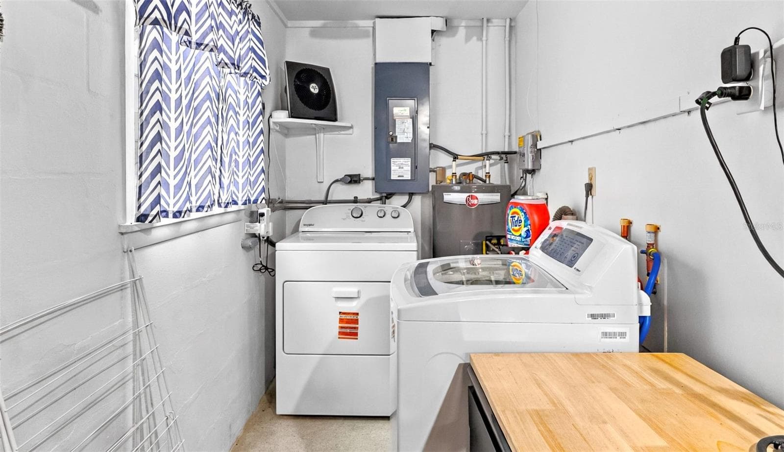 Laundry area with washer, dryer and utility sink. - 912 CHURCH ST, VENICE