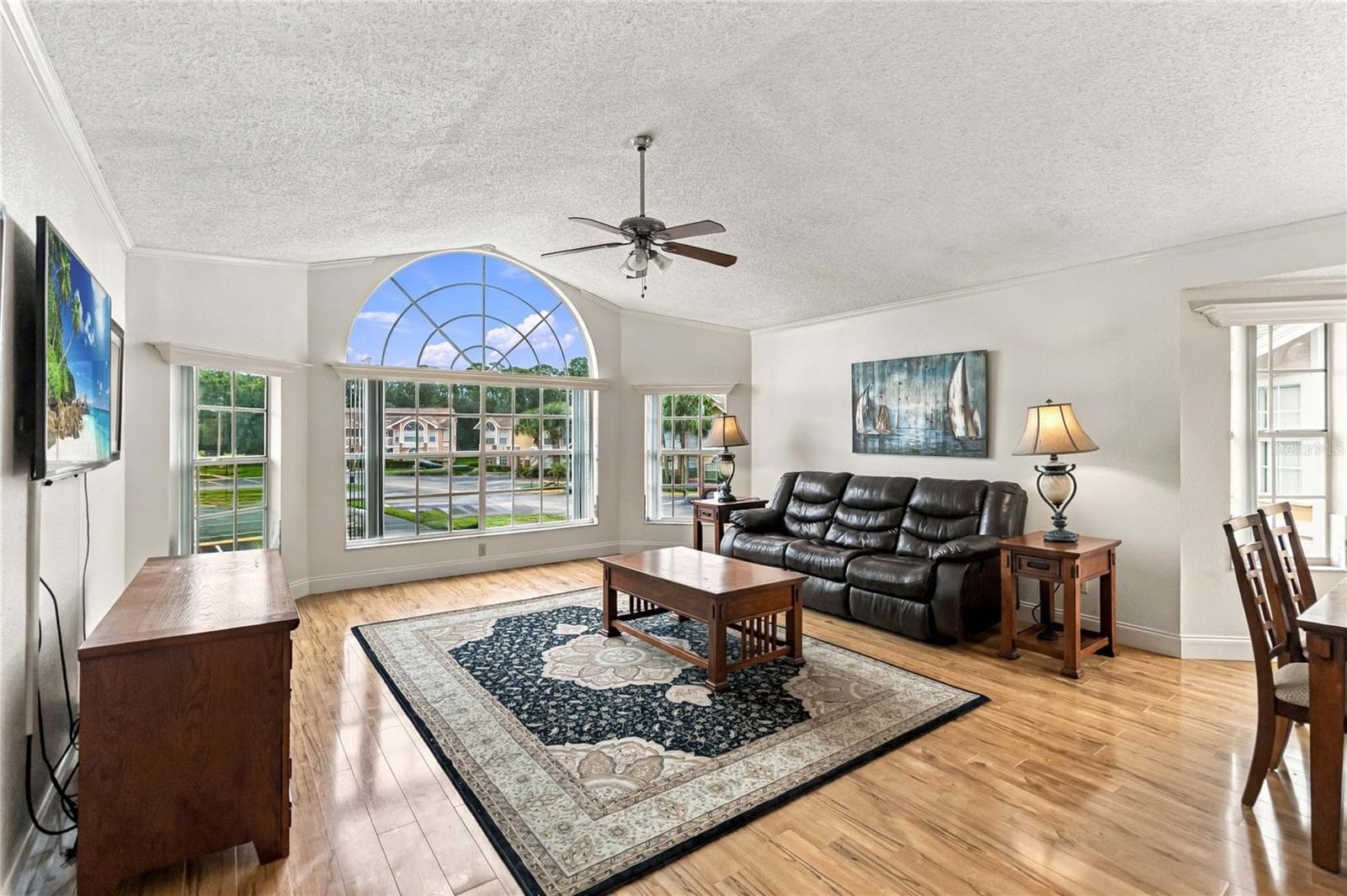 Living room with tall ceilings and windows - 2478 SWEETWATER CLUB CIR #92, KISSIMMEE