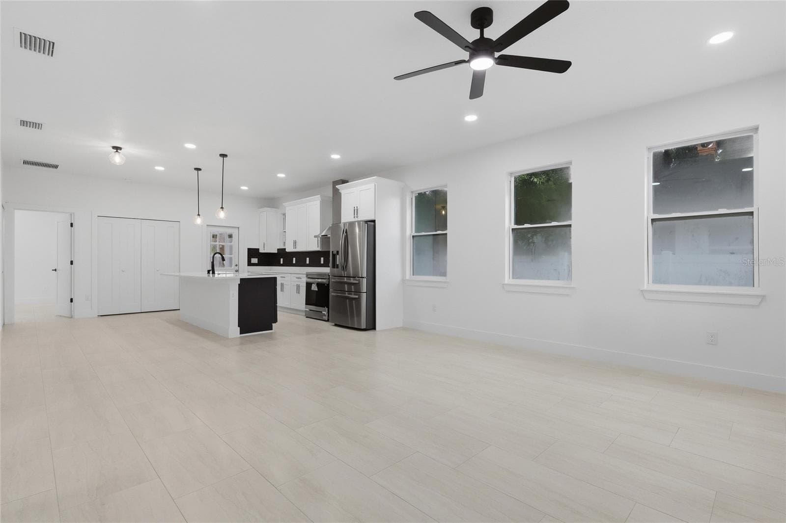 Single Family Residence at 926 11TH AVE S, ST PETERSBURG, photo 6 of 41