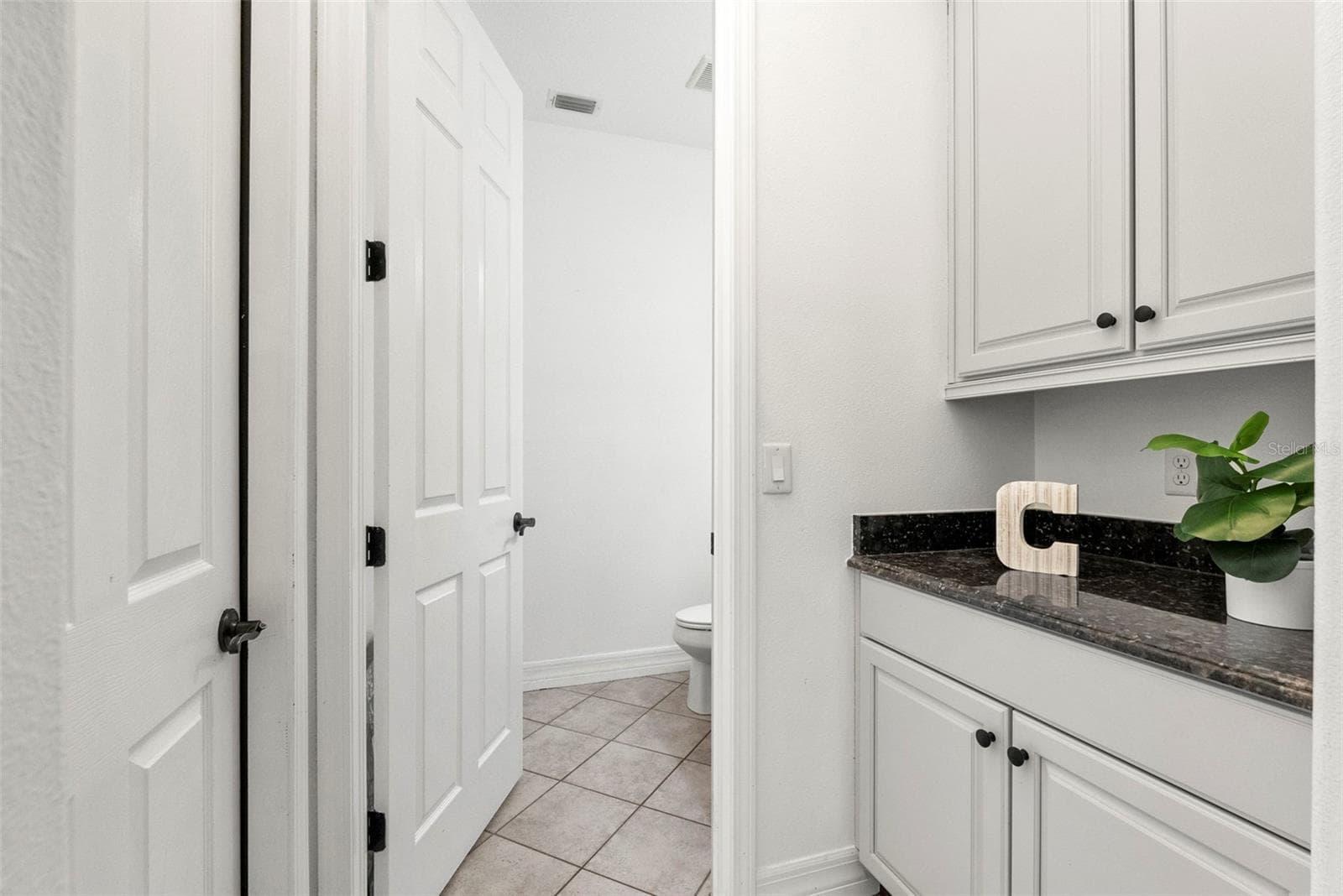 Storage Niche - 8264 DUNHAM STATION DR, TAMPA