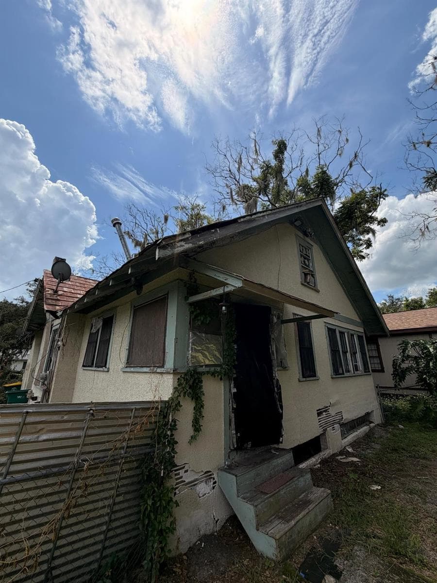 Single Family Residence at 613 W MINNESOTA AVE, DELAND, photo 2 of 8