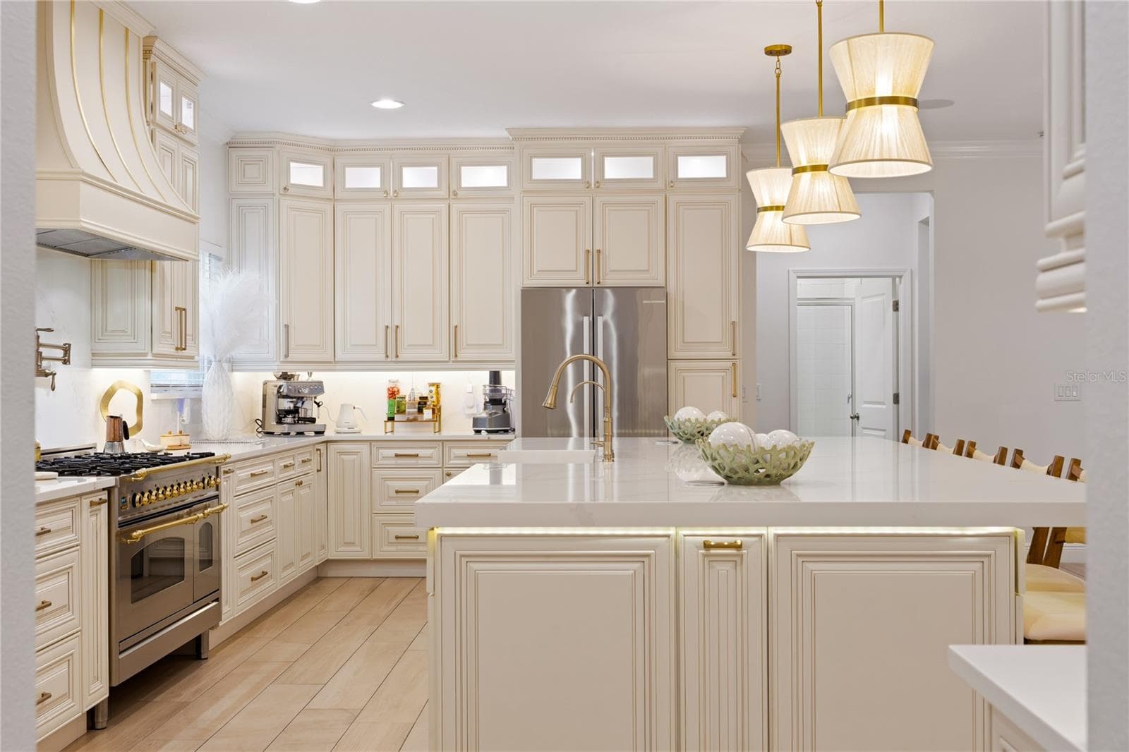 Kitchen Island Underlighting & Storage - 489 AVILA PL, HOWEY IN THE HILLS