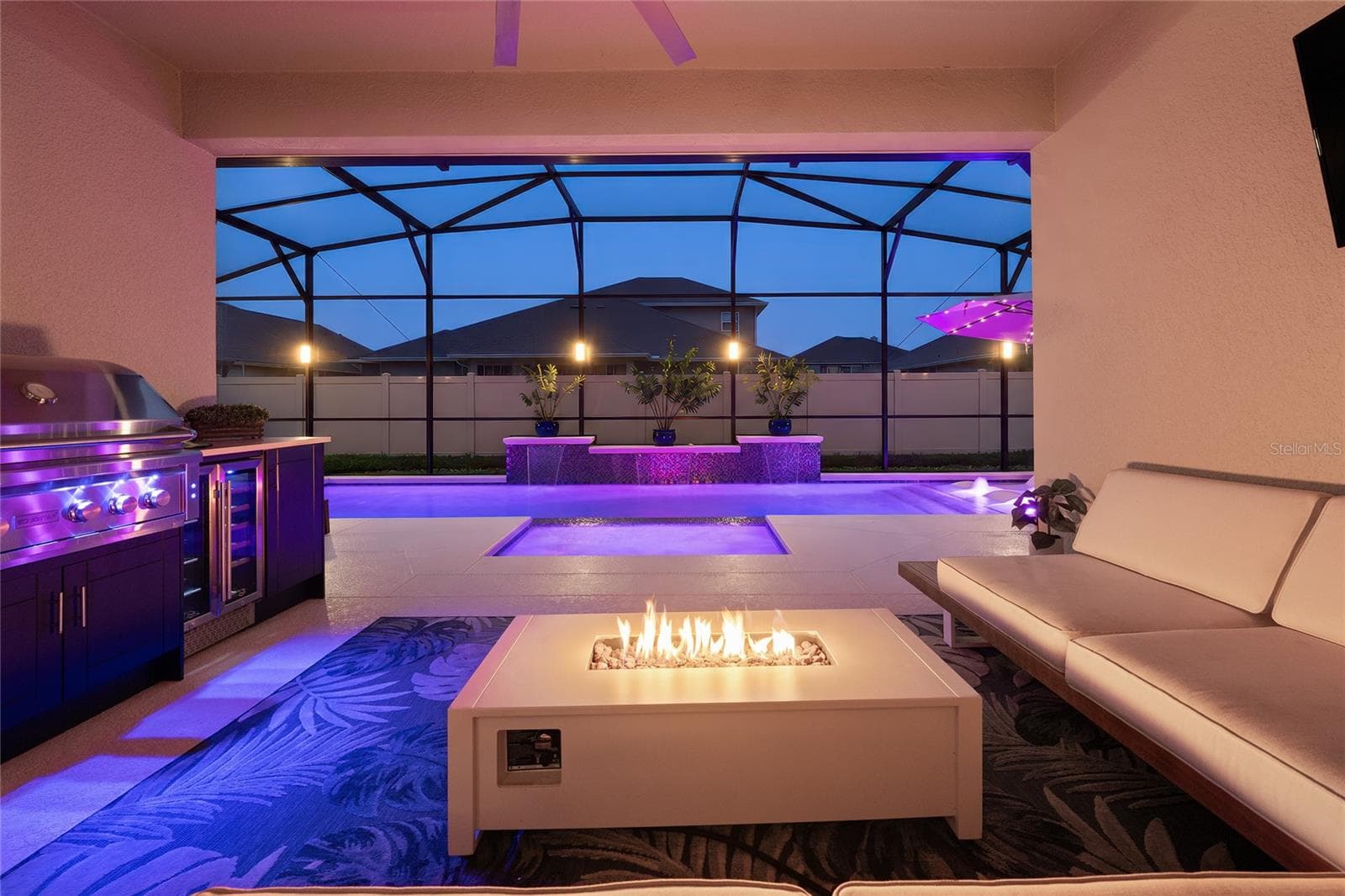 Outdoor patio with kitchen & pool/spa - 489 AVILA PL, HOWEY IN THE HILLS