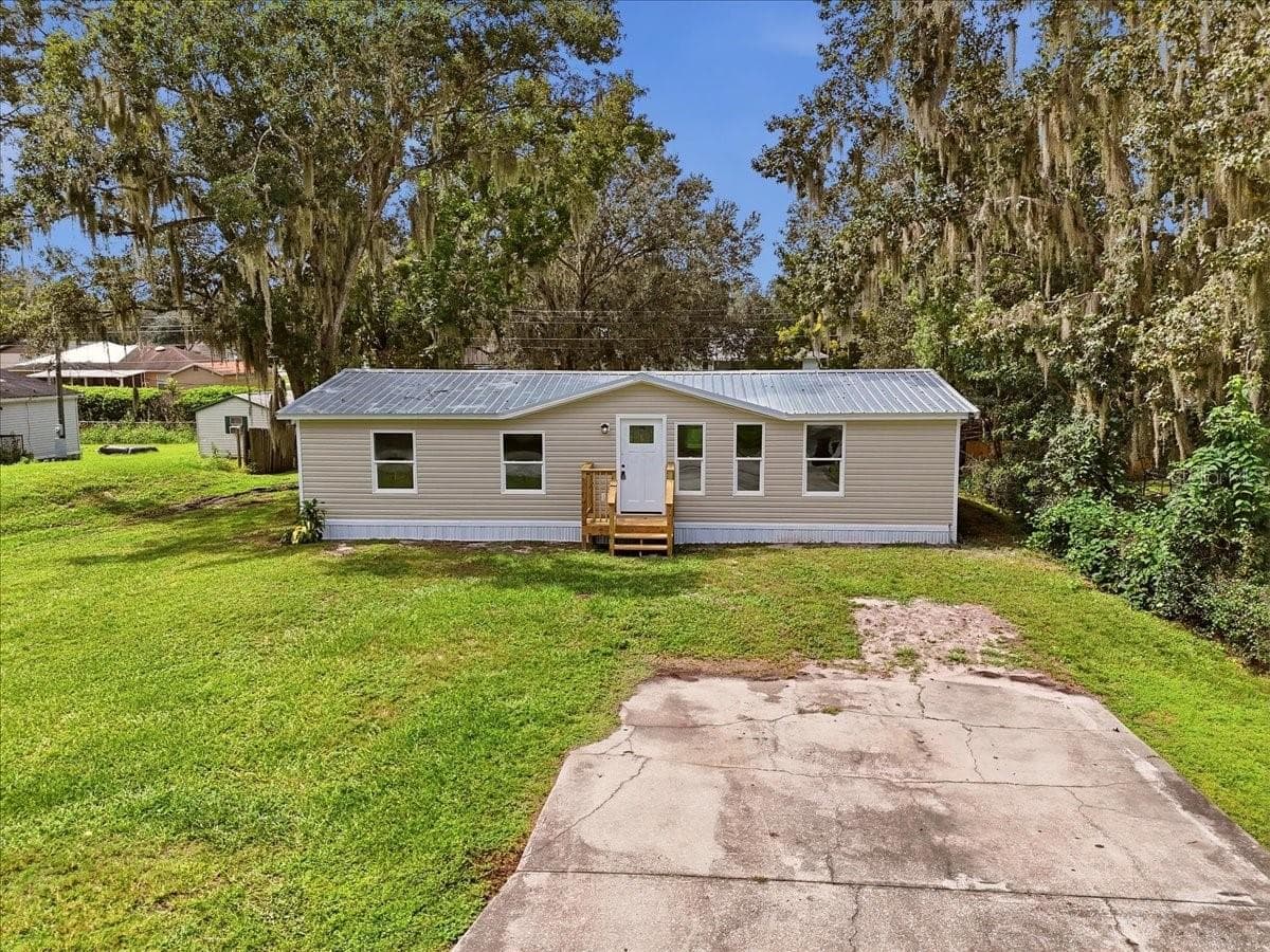 Manufactured Home at 2412 ISLAND OAKS W, LAKELAND, photo 2 of 17