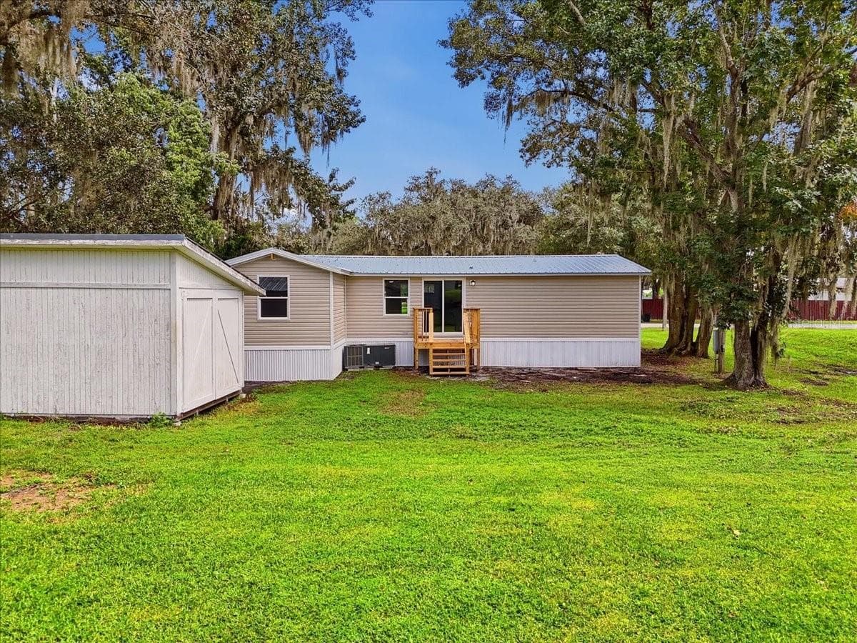Manufactured Home at 2412 ISLAND OAKS W, LAKELAND, photo 3 of 17