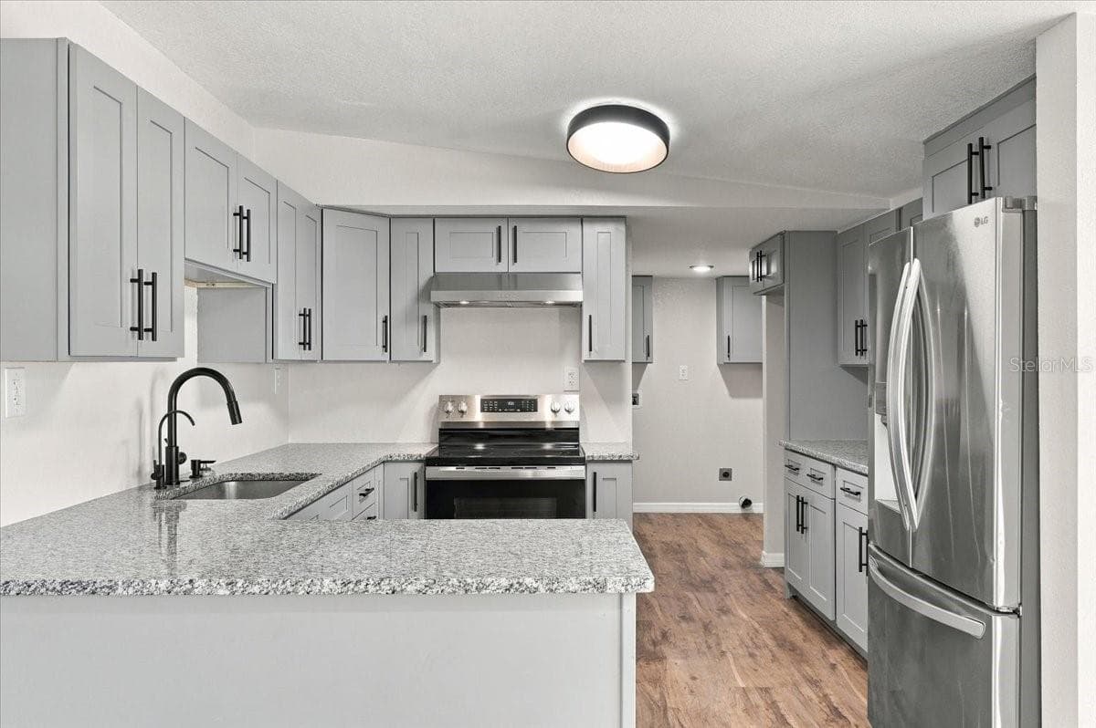 Manufactured Home at 2412 ISLAND OAKS W, LAKELAND, photo 6 of 17