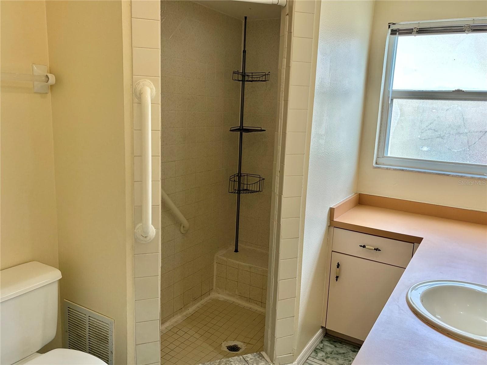 Step-in Tile Shower - 8123 BESSEMER AVE, NORTH PORT