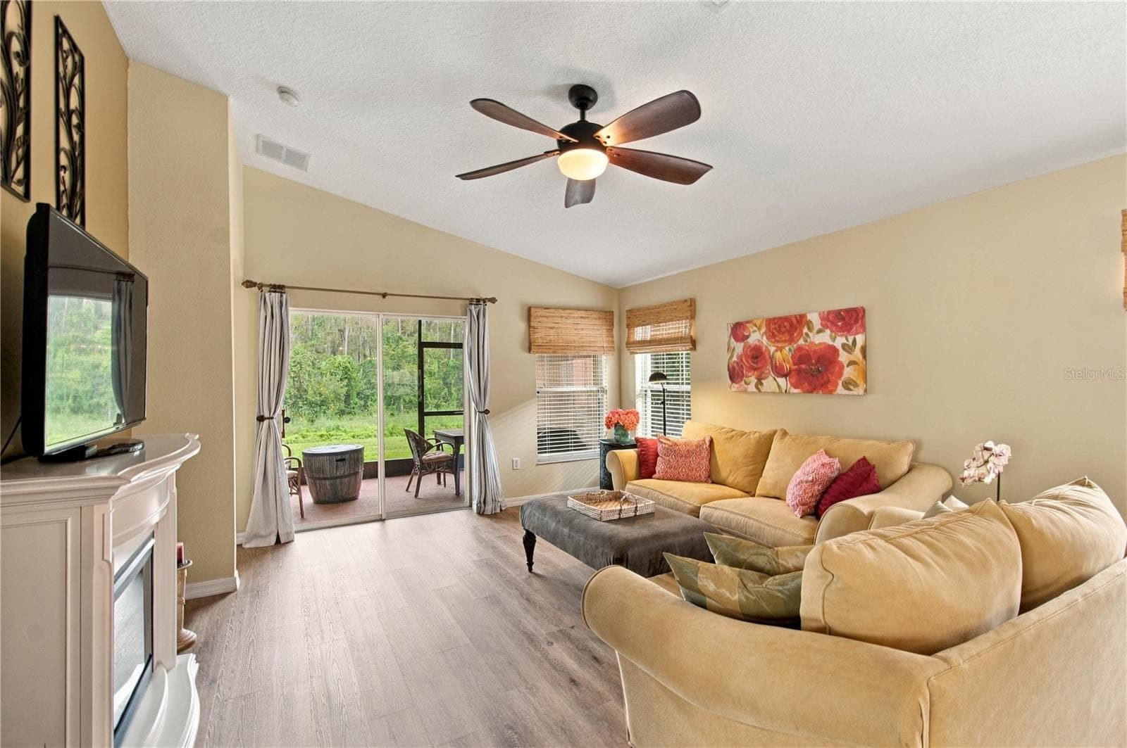 VAULTED CEILINGS - 516 GRAND CANAL DR, POINCIANA