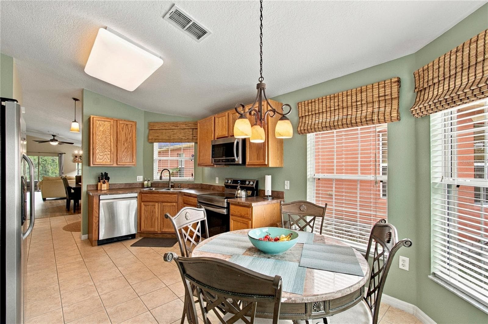 EAT-IN NOOK - 516 GRAND CANAL DR, POINCIANA