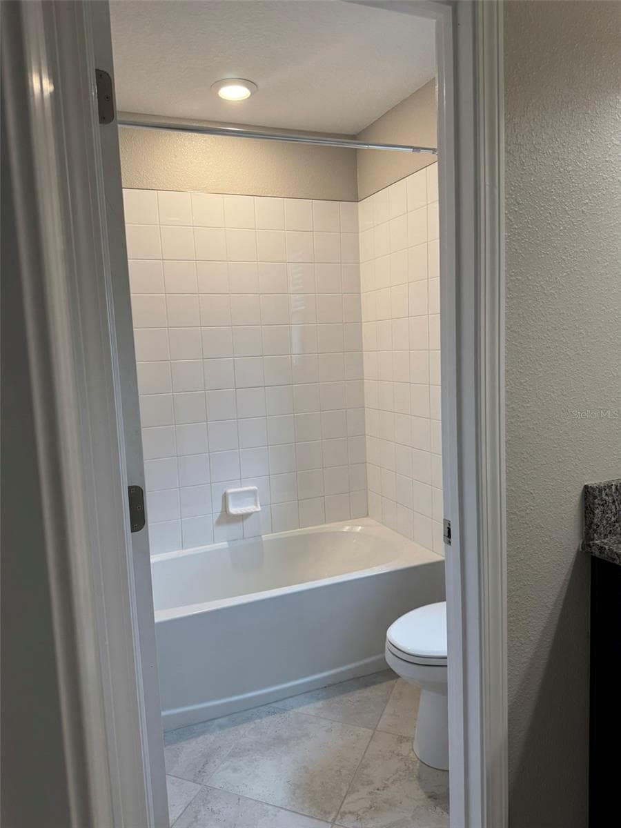 Upstairs Hallway Bath - 3622 PINE RIBBON DR, LAND O LAKES