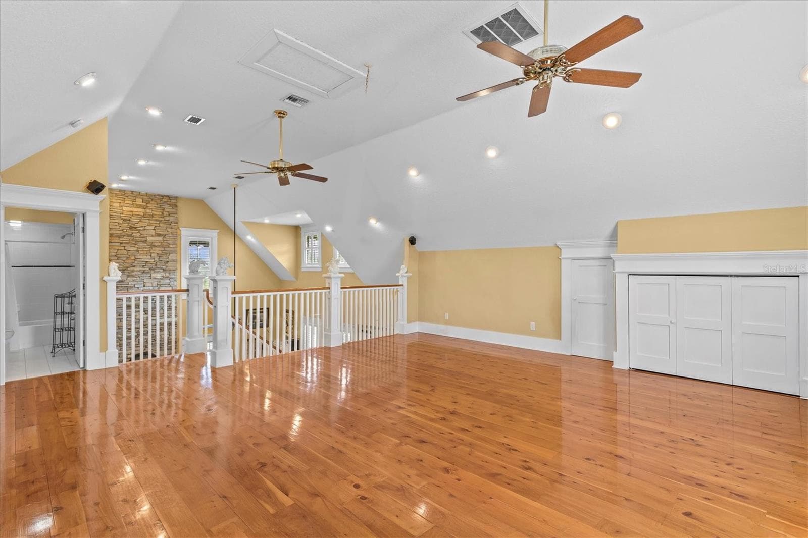 Loft with no furniture - 195 SPRING LAKE HWY, BROOKSVILLE