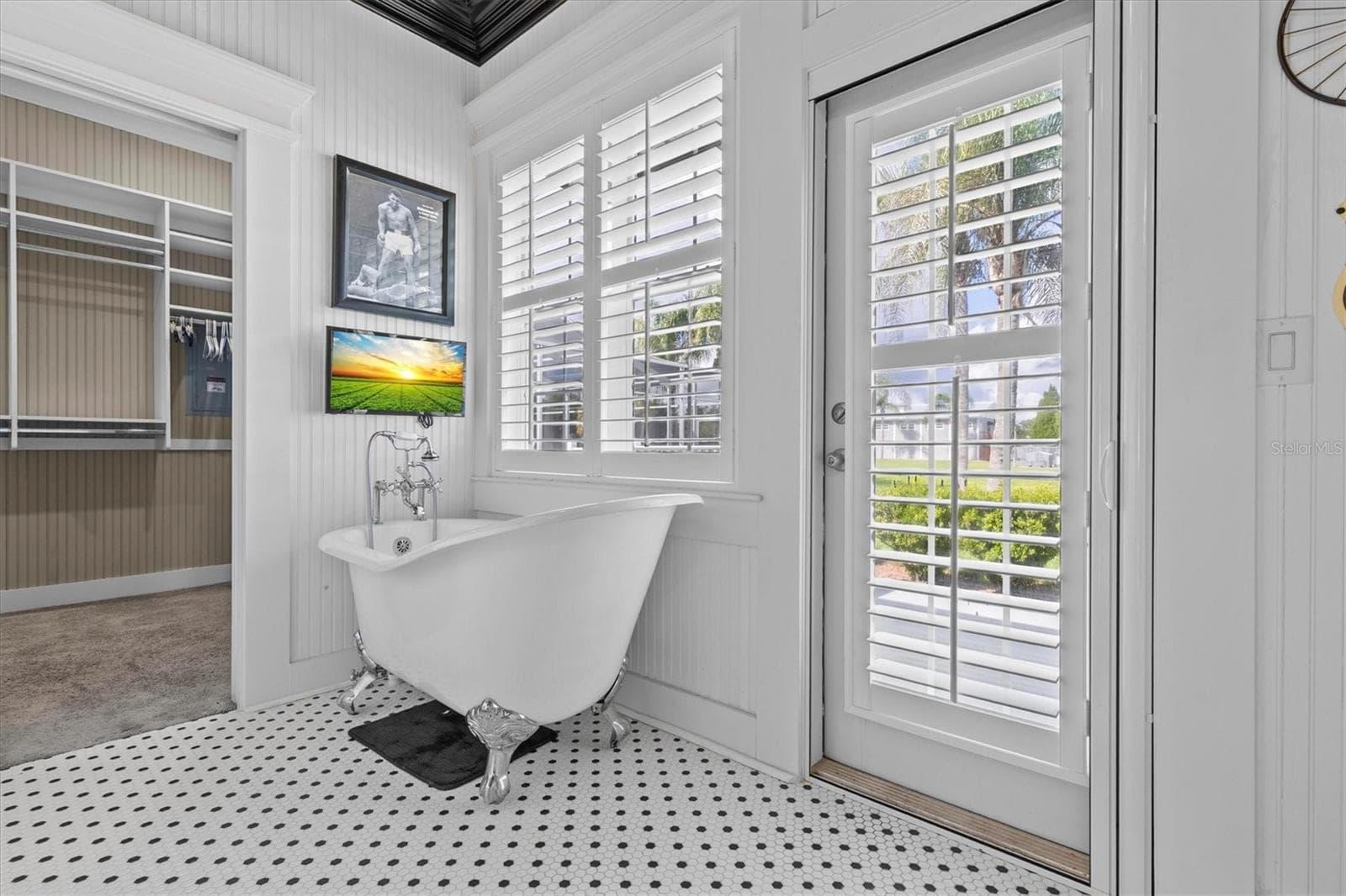 Claw Tub - 195 SPRING LAKE HWY, BROOKSVILLE