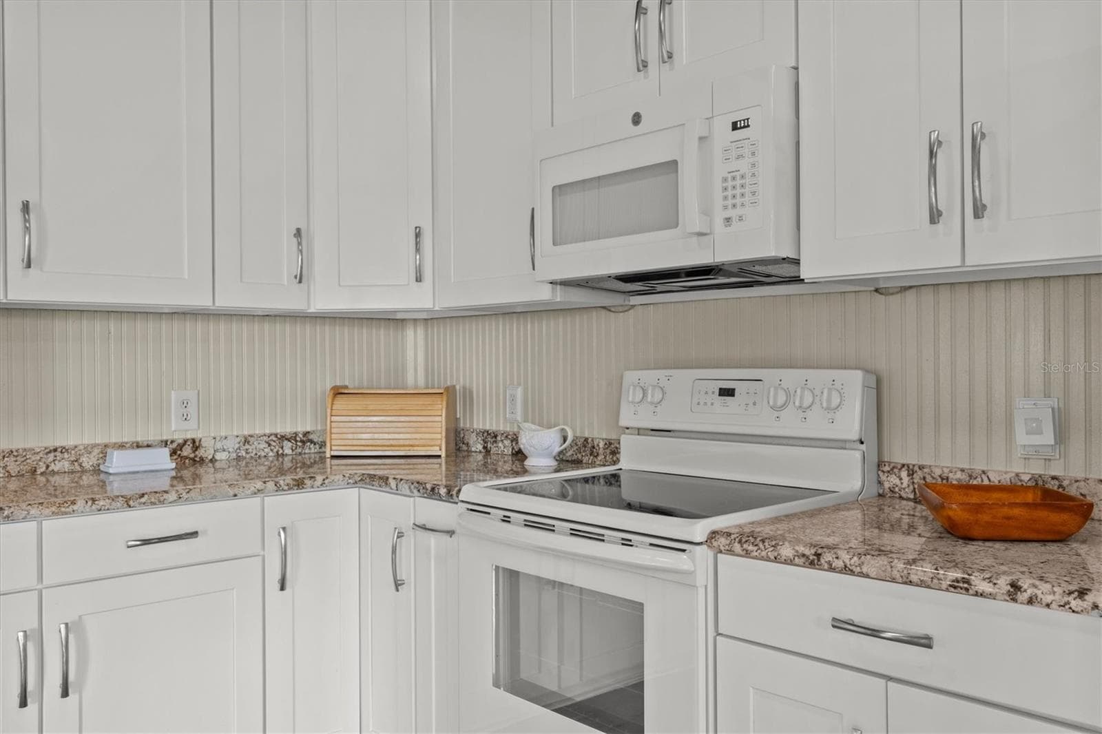 White Cabinets - 195 SPRING LAKE HWY, BROOKSVILLE