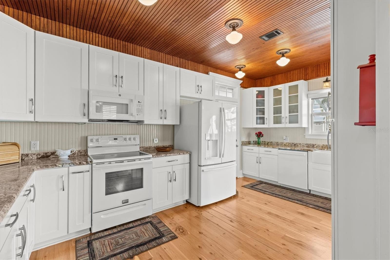 White Kitchen - 195 SPRING LAKE HWY, BROOKSVILLE