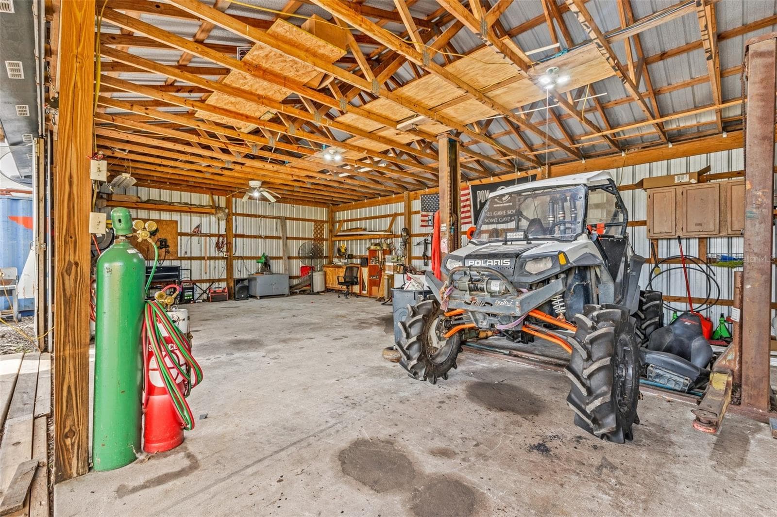 Workshop space with included lift. - 3682 NW LIMESTONE HEIGHTS ST, ARCADIA