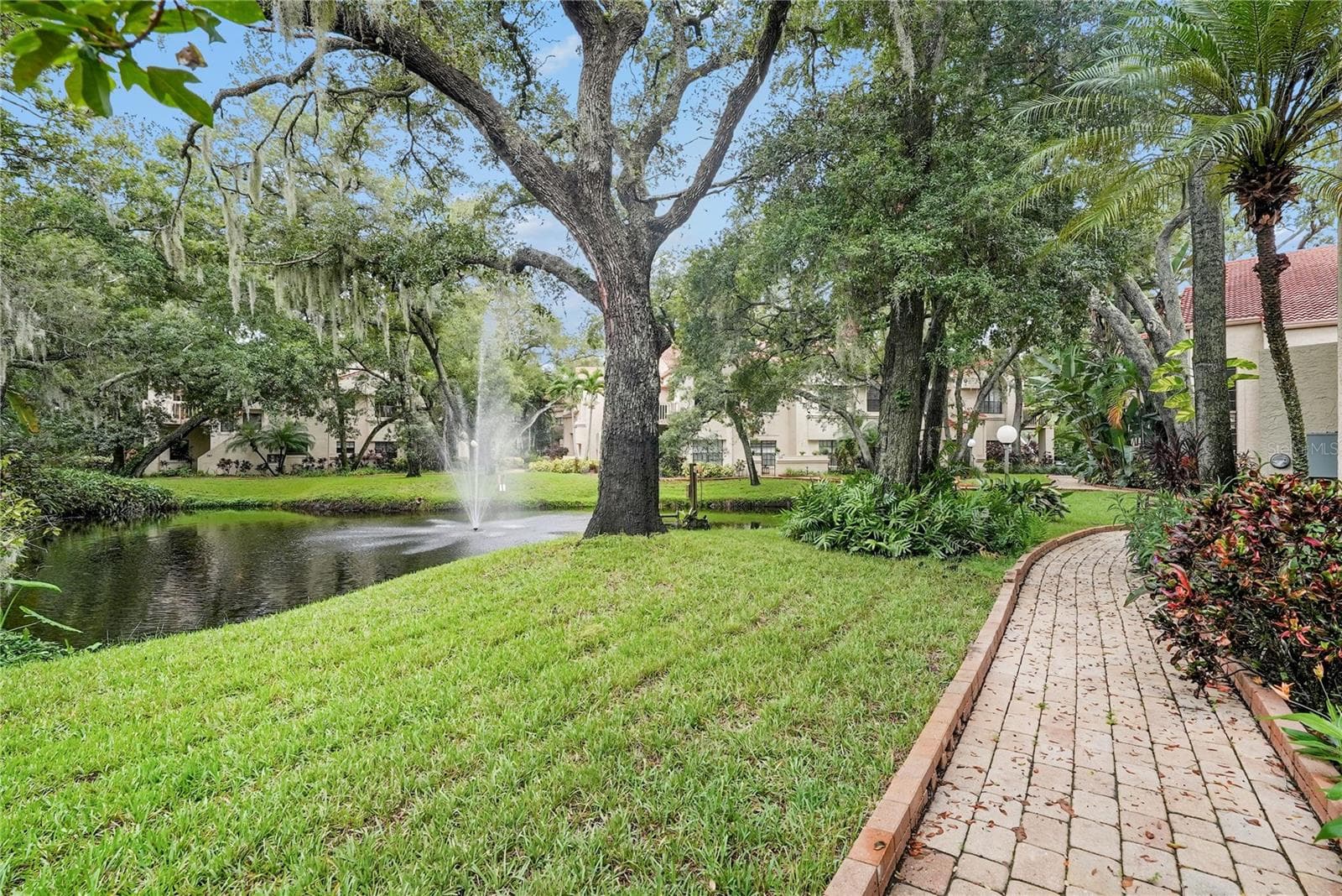 Paved walkways with pond views - 203 LOS PRADOS DR #1322, SAFETY HARBOR