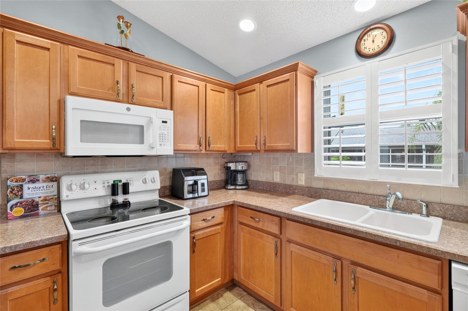 Single Family Residence at 954 BARRYMOORE LOOP, THE VILLAGES, photo 11 of 27