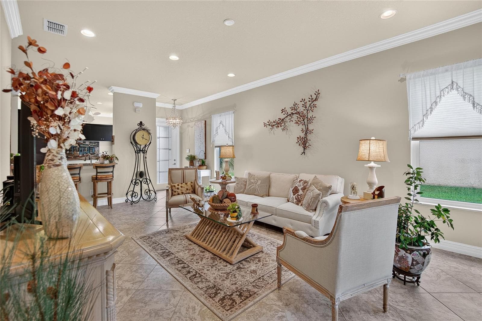 Great Room w/Crown Molding - 15906 COBBLE MILL DR, WIMAUMA