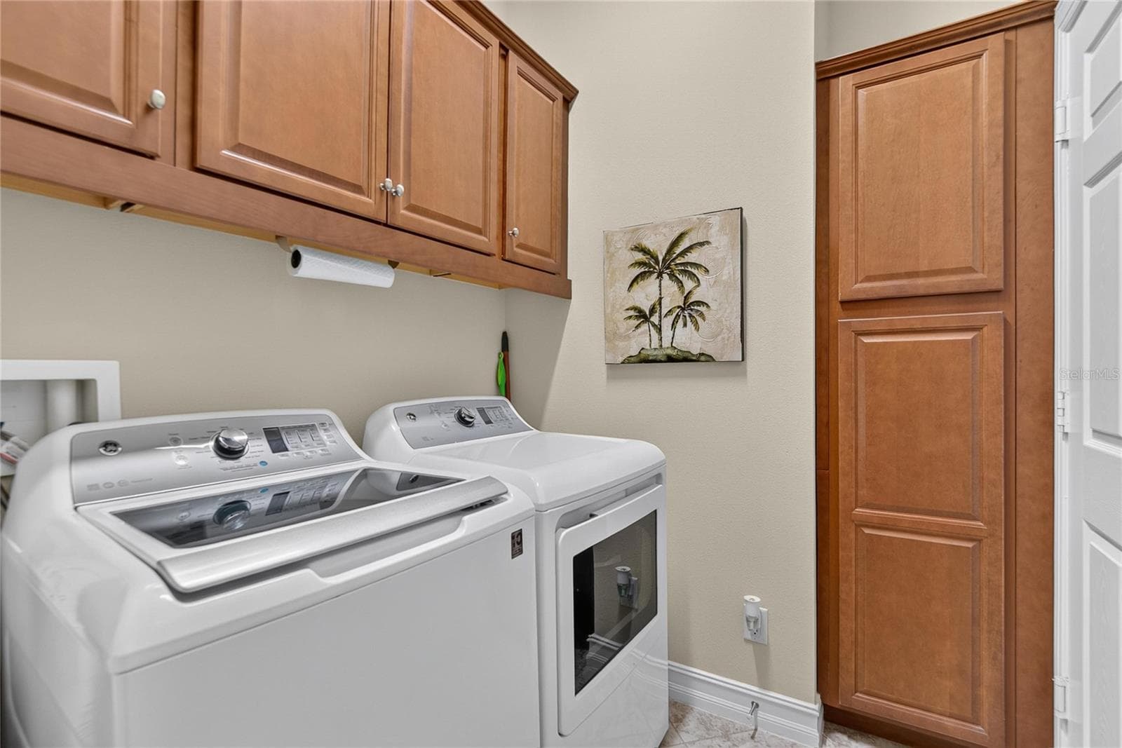 Interior Laundry Room w/Built-Ins - 15906 COBBLE MILL DR, WIMAUMA