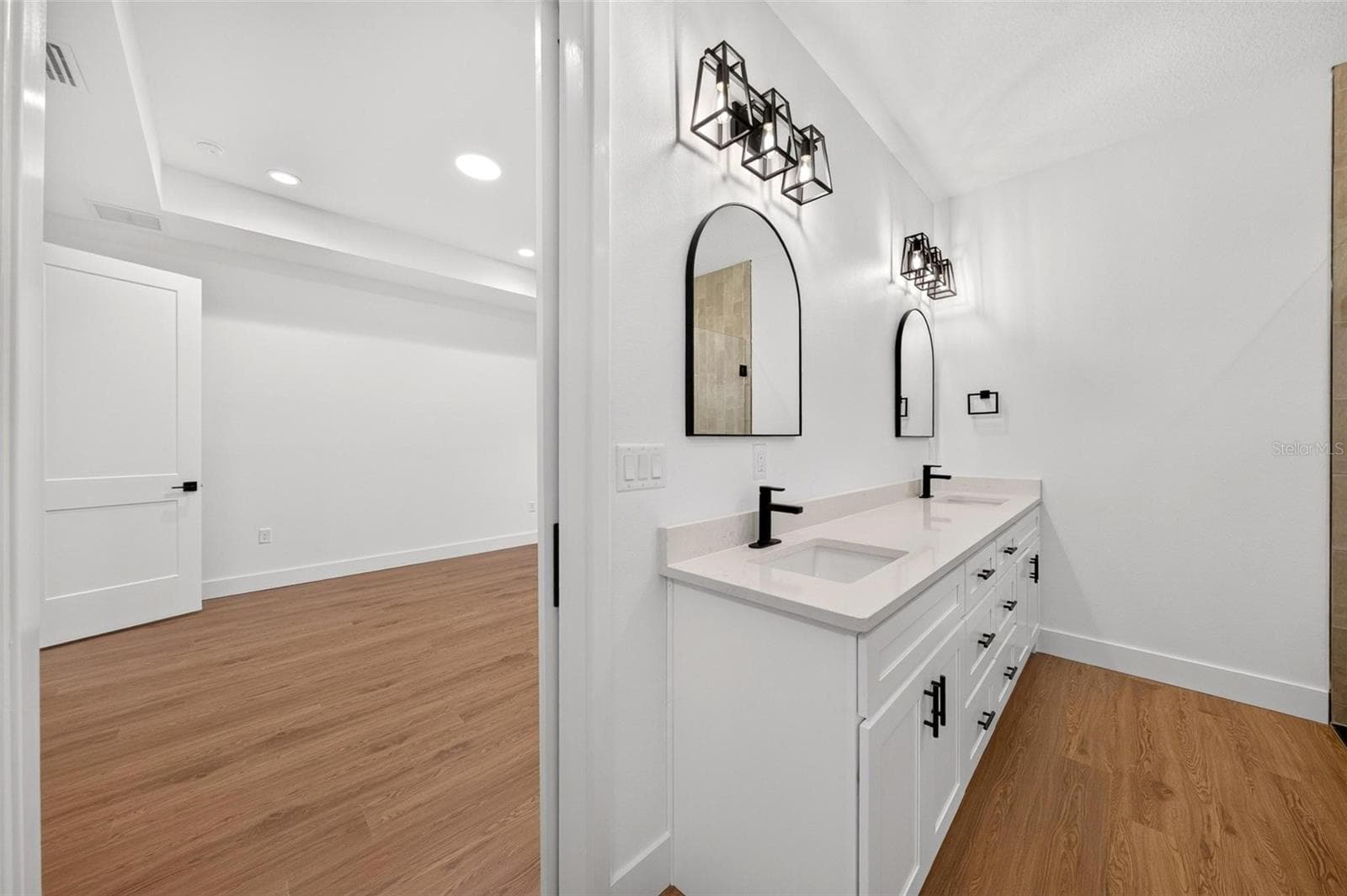 Primary Bathroom - 381 CARRIAGE LN, LADY LAKE