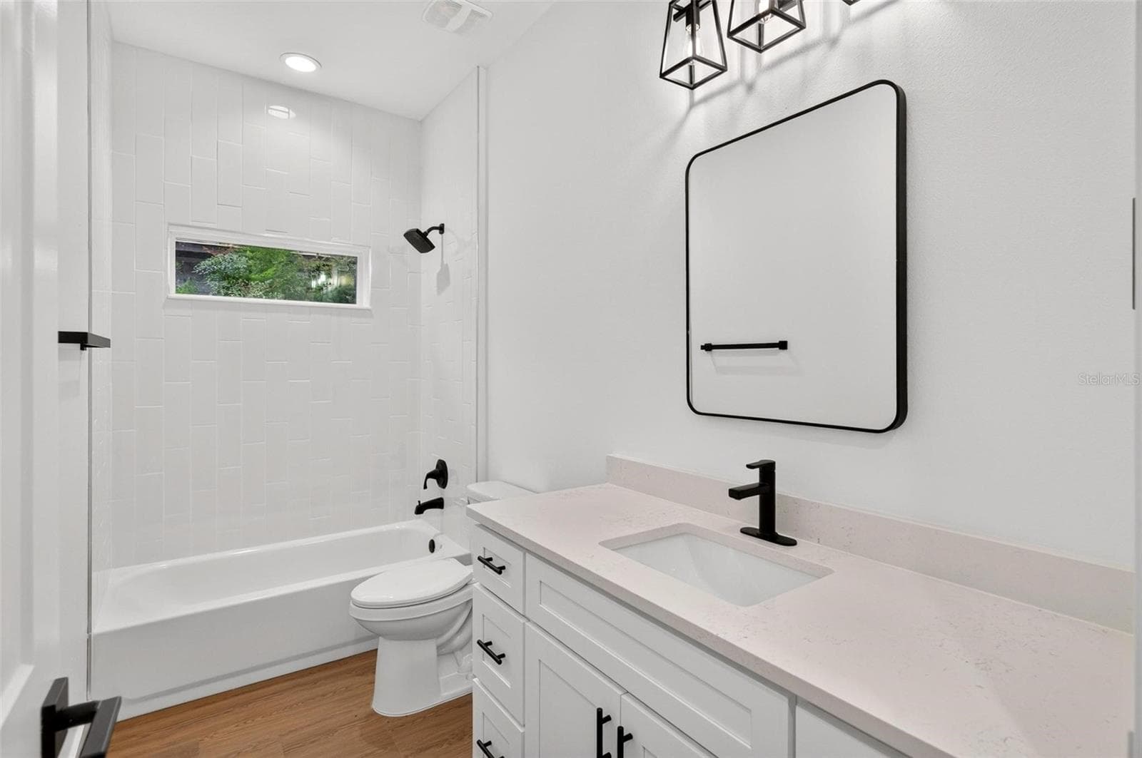 Bath # 2 - 381 CARRIAGE LN, LADY LAKE