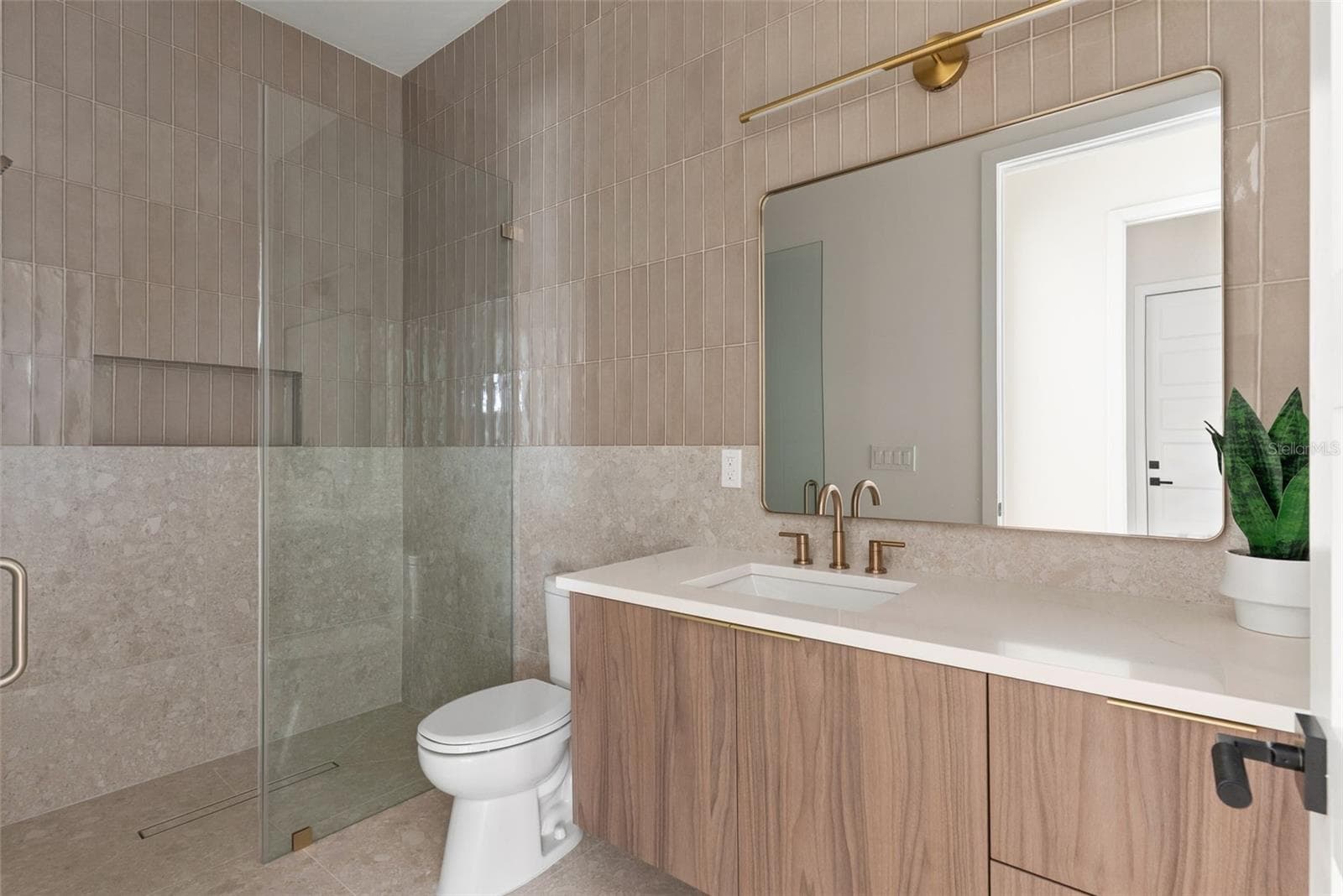 downstairs bathroom - 1007 W BRADDOCK ST, TAMPA