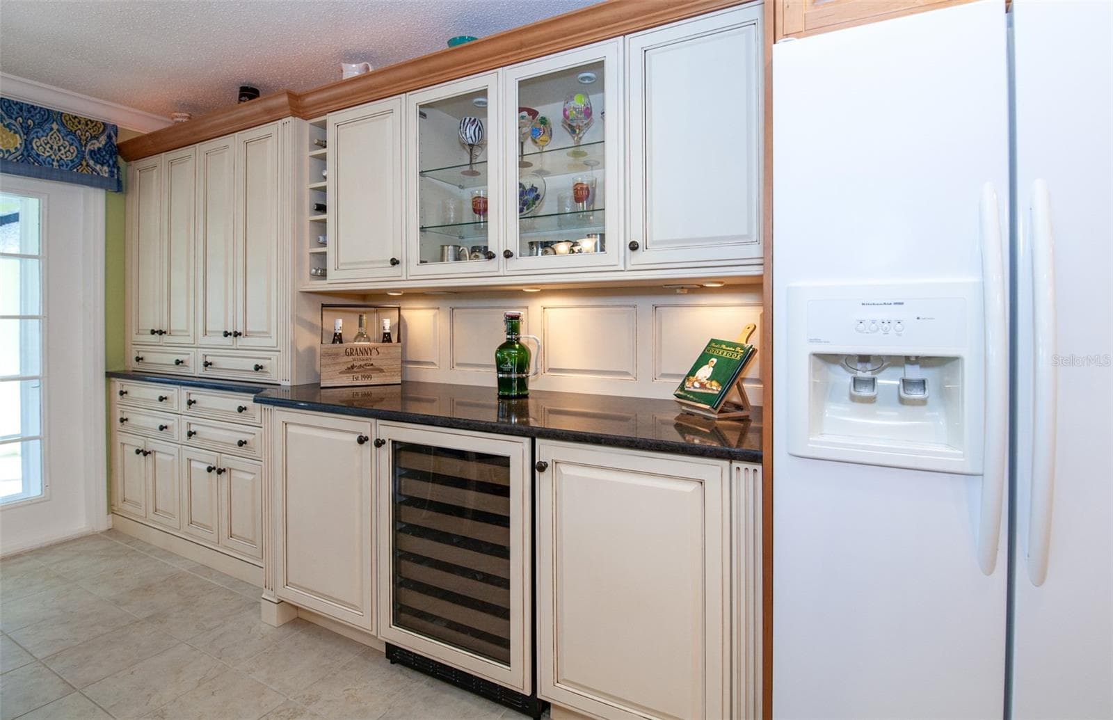 Dry bar and more cabinets!!! - 810 CARNOUSTIE DR, VENICE