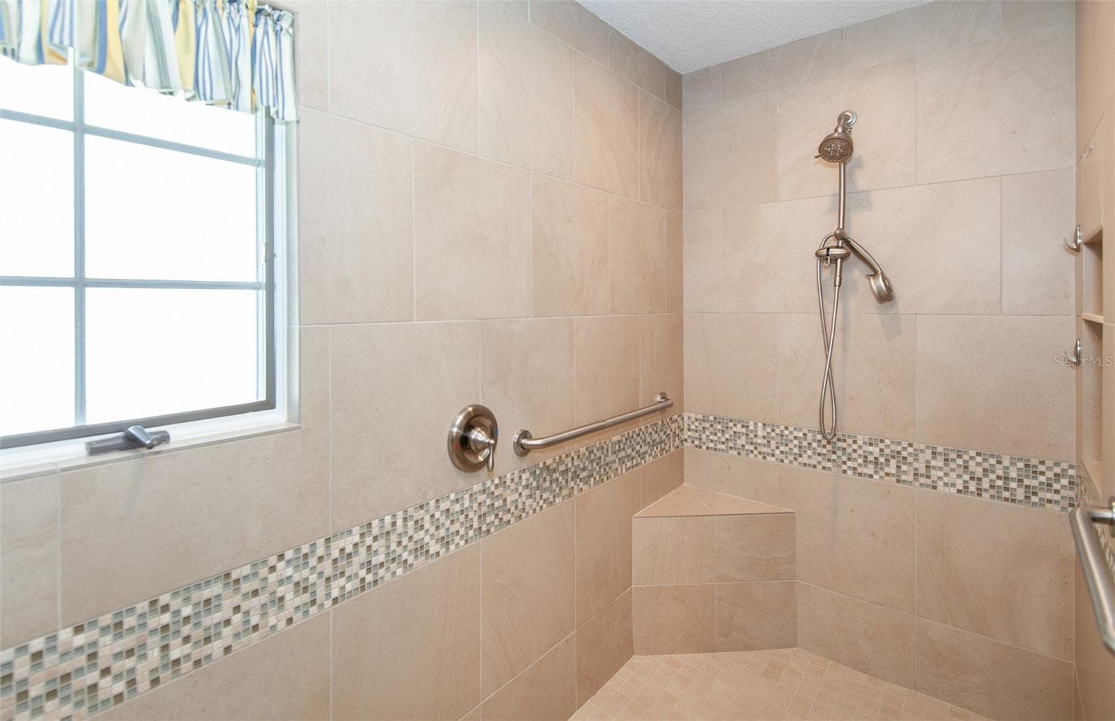 Walk-in shower - 810 CARNOUSTIE DR, VENICE