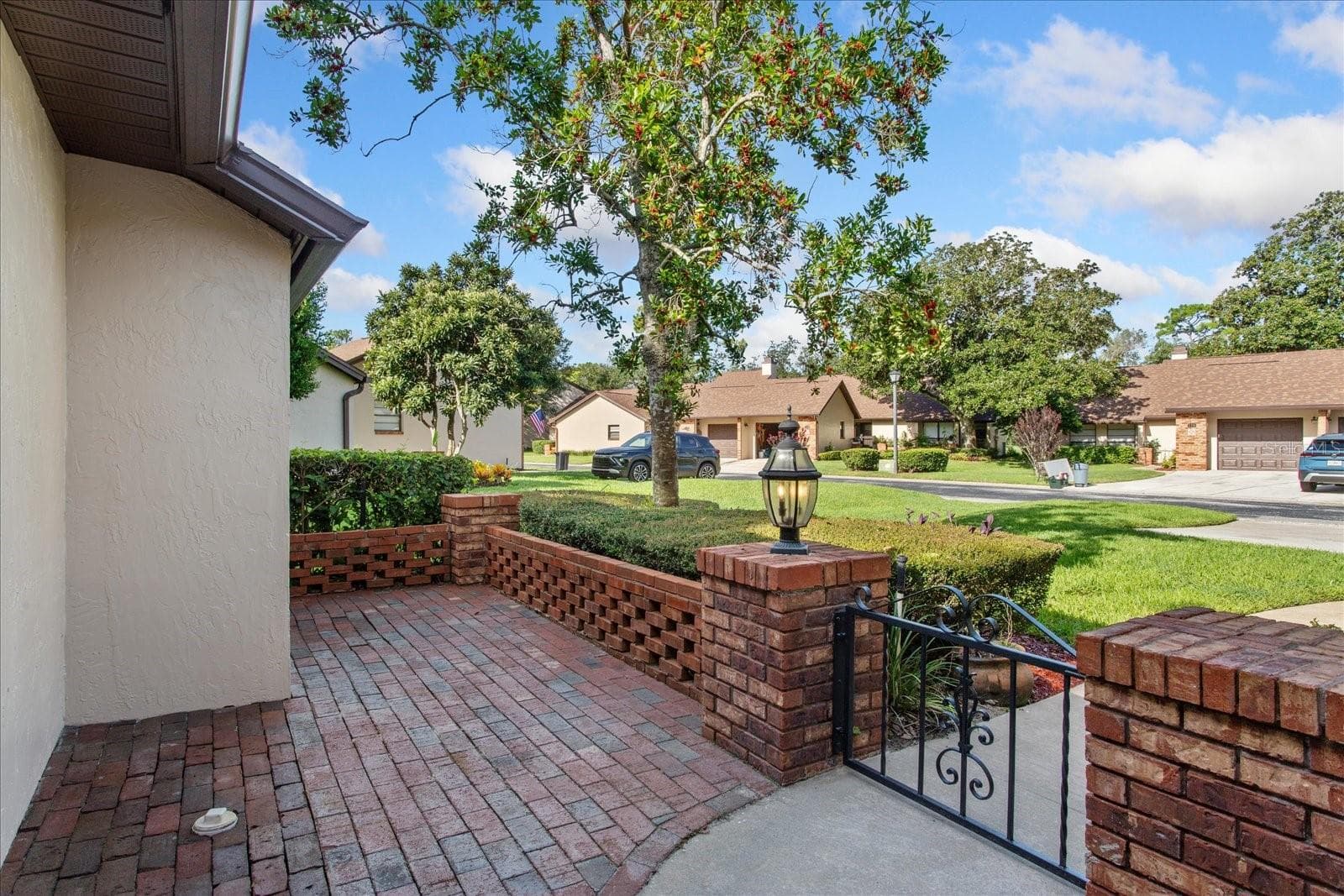 Gated Front Courtyard - 179 GOLF CLUB DR, LONGWOOD