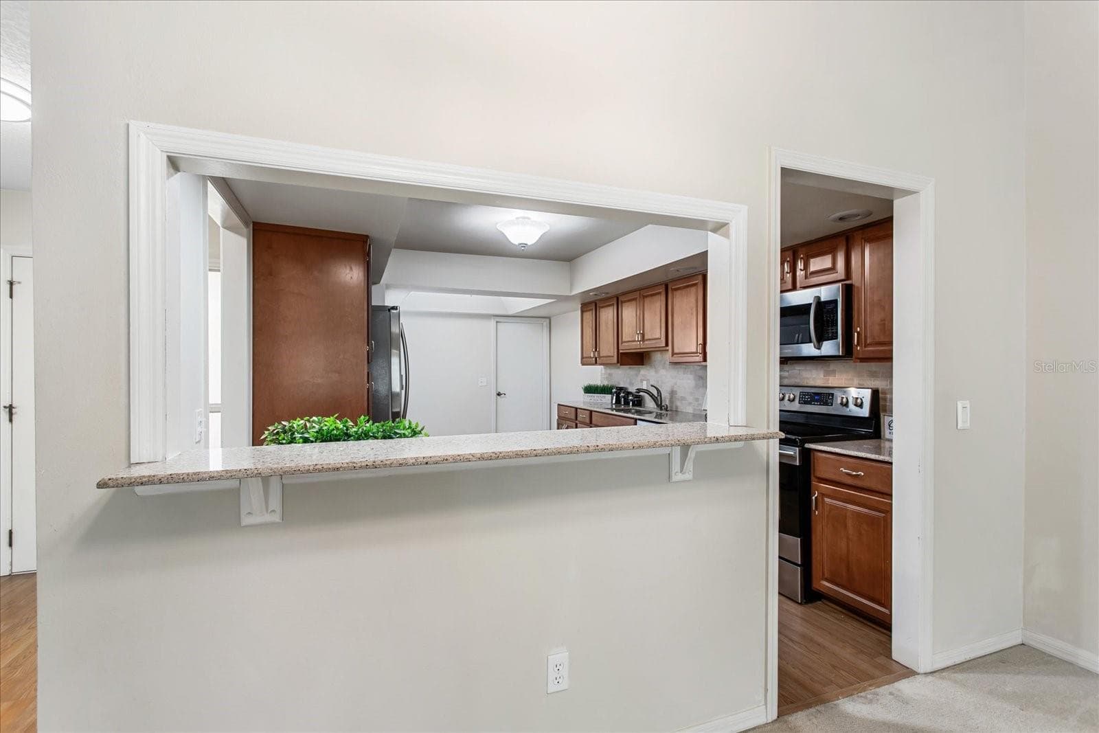 Kitchen Breakfast Bar - 179 GOLF CLUB DR, LONGWOOD