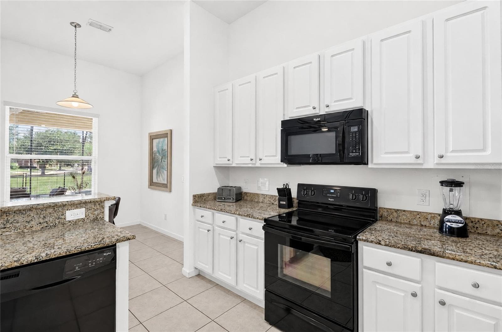 Lots of cabinet space - 277 YELLOW SNAPDRAGON DR, DAVENPORT